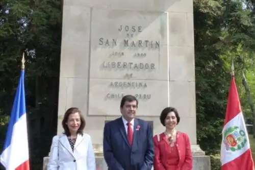 Ceremonia por 28 de julio en París, Francia.