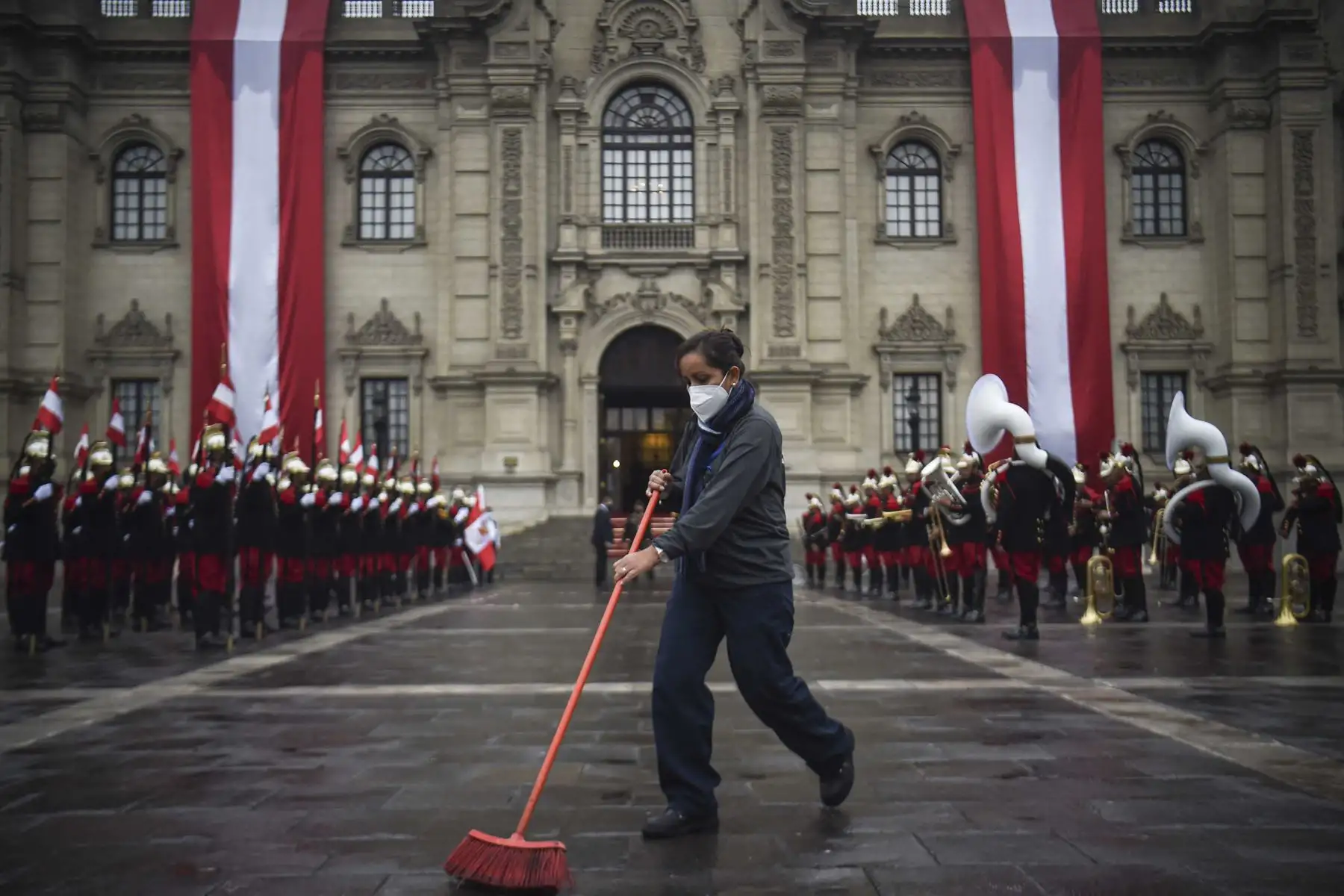 Medidas de seguridad y preparativos en los exteriores de Palacio de Gobierno. Foto: AFP