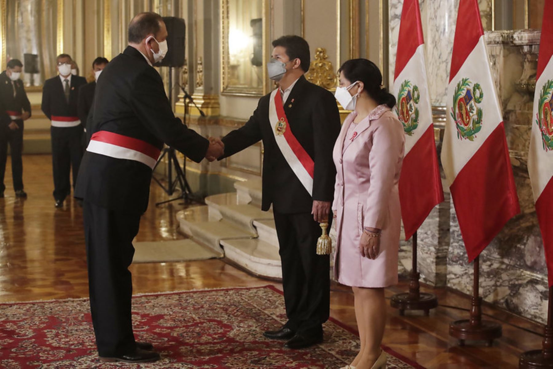 Presidente de la República, Pedro Castillo Terrones, recibe saludo de los ministros de Estado, con motivo del 201° Aniversario Patrio. Foto: ANDINA/ Prensa Presidencia