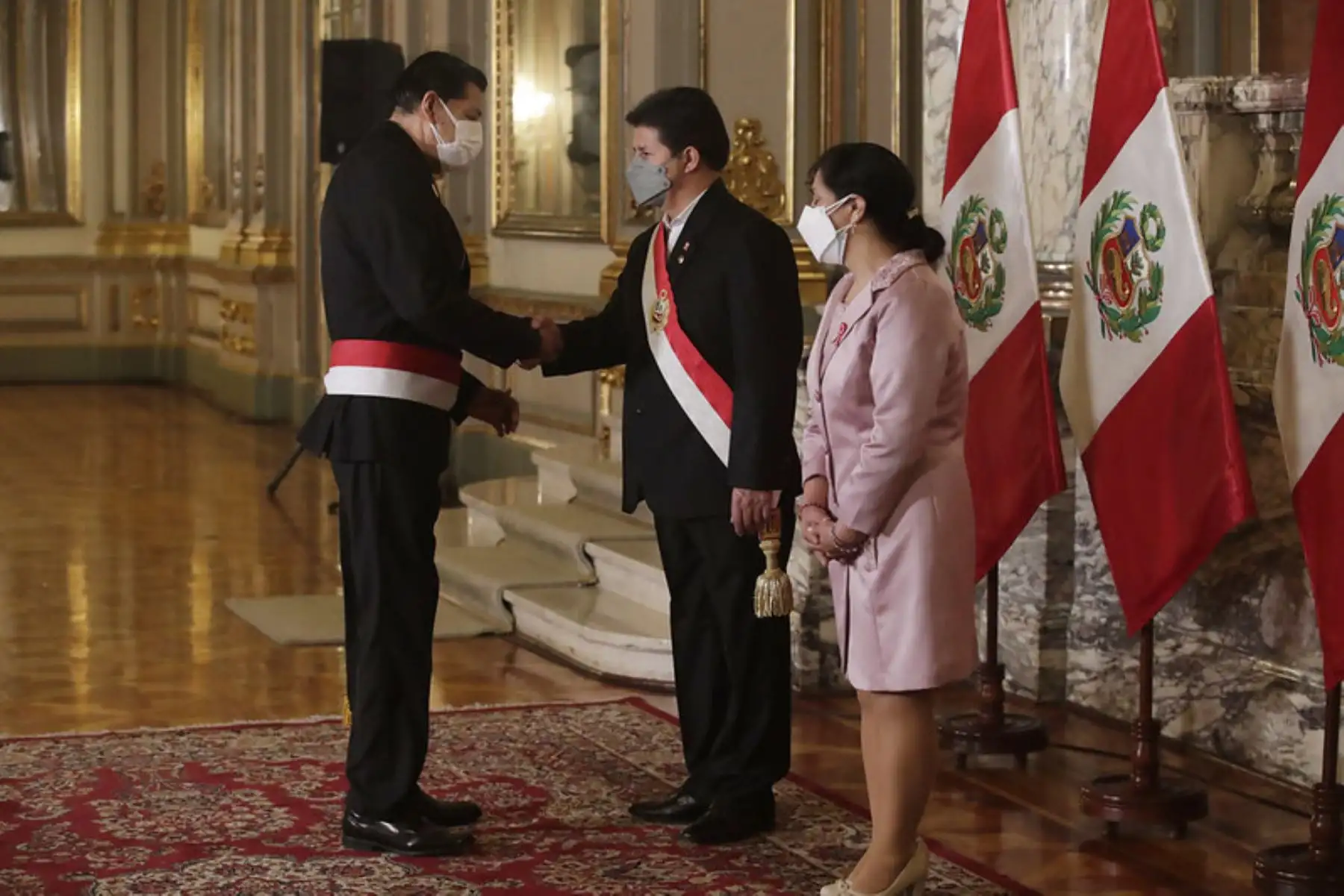 Presidente de la República, Pedro Castillo Terrones, recibe saludo de los ministros de Estado, con motivo del 201° Aniversario Patrio. Foto: ANDINA/Prensa Presidencia