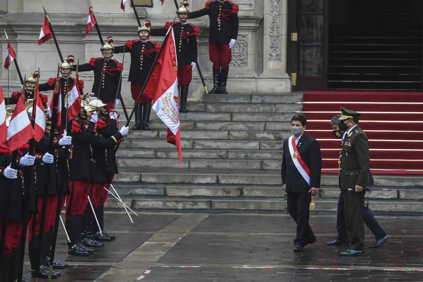 El presidente Pedro Castillo, en los exteriores de Palacio de Gobierno camino a la misa Te Deum durante el Día de la Independencia de Perú en Lima. Foto: AFP