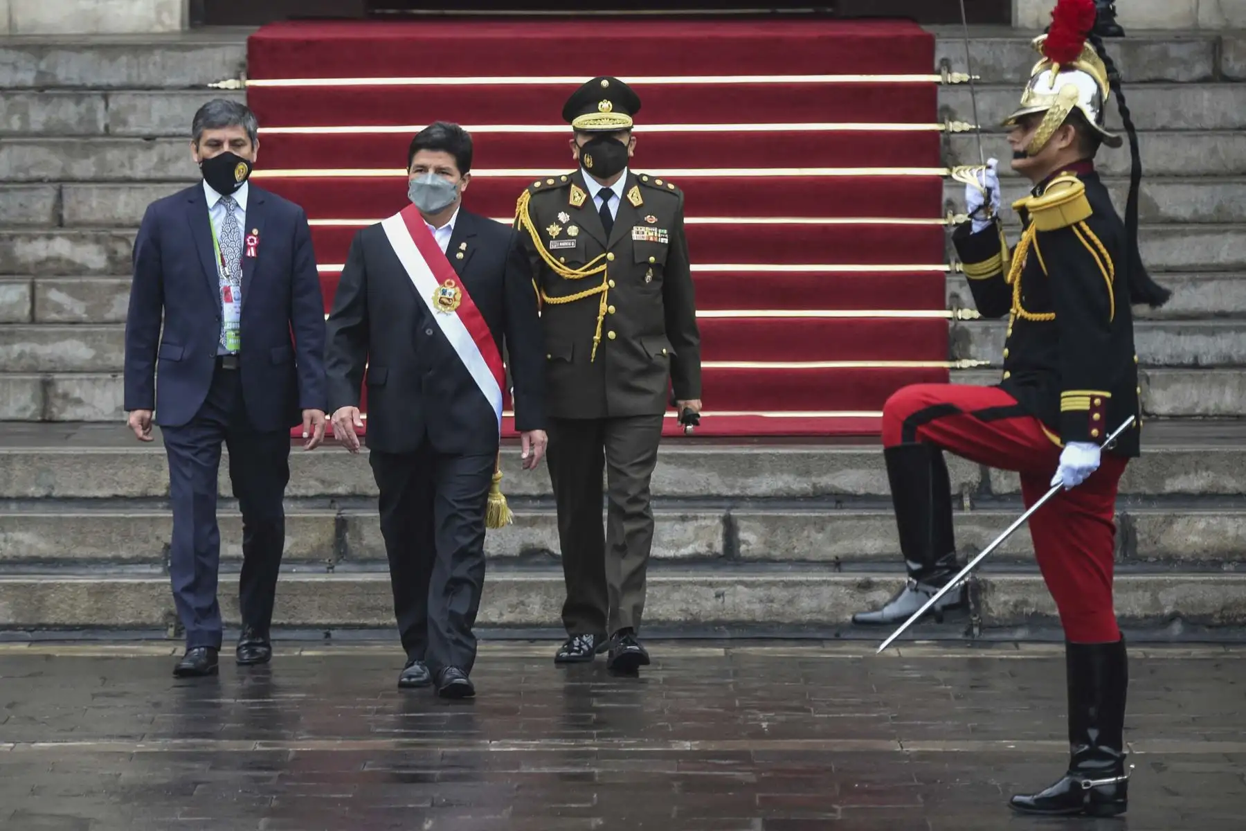 El presidente Pedro Castillo, en los exteriores de Palacio de Gobierno camino a la misa Te Deum durante el Día de la Independencia de Perú en Lima. Foto: AFP