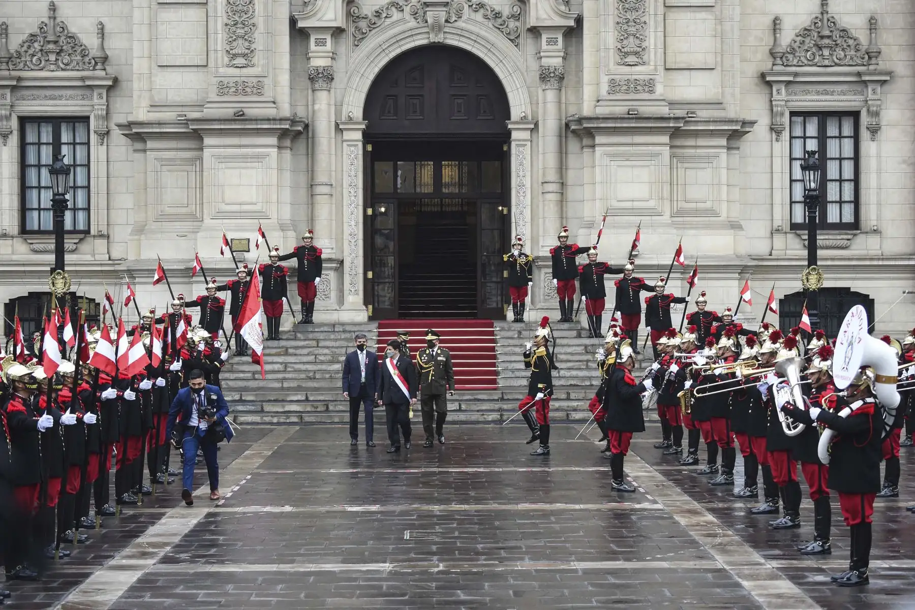 El presidente Pedro Castillo, en los exteriores de Palacio de Gobierno camino a la misa Te Deum durante el Día de la Independencia de Perú en Lima. Foto: AFP