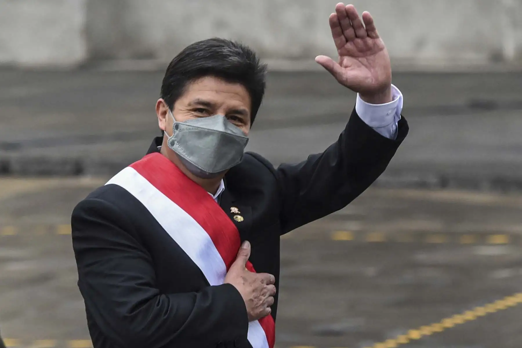 El presidente Pedro Castillo, saluda a la prensa en los exteriores de Palacio de Gobierno camino a la misa Te Deum durante el Día de la Independencia de Perú en Lima. Foto: AFP