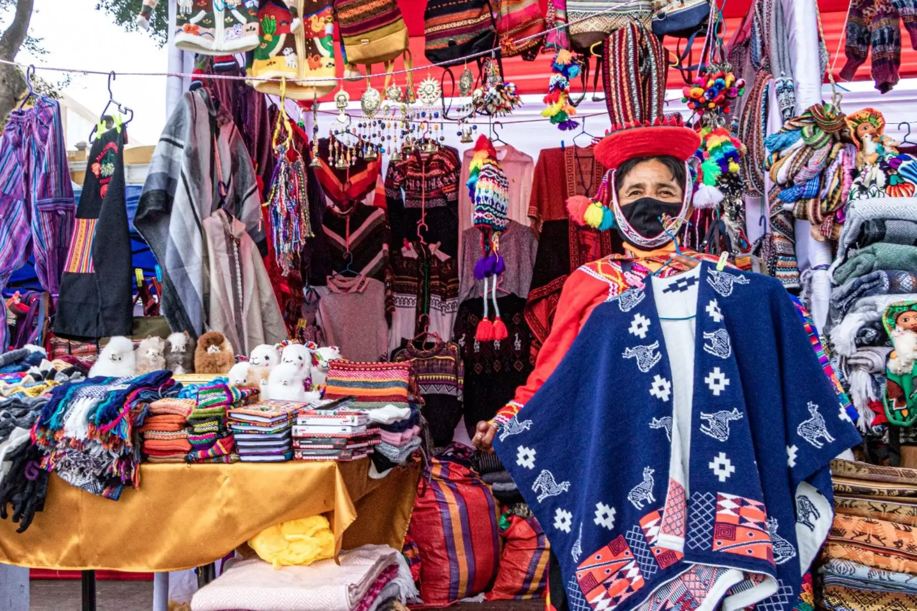 Artesanos de Ollantaytambo exponen sus trabajos en Barranco.