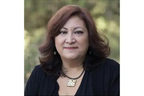 Peruana hace historia al asumir dirección de escuela de periodismo en EEUU