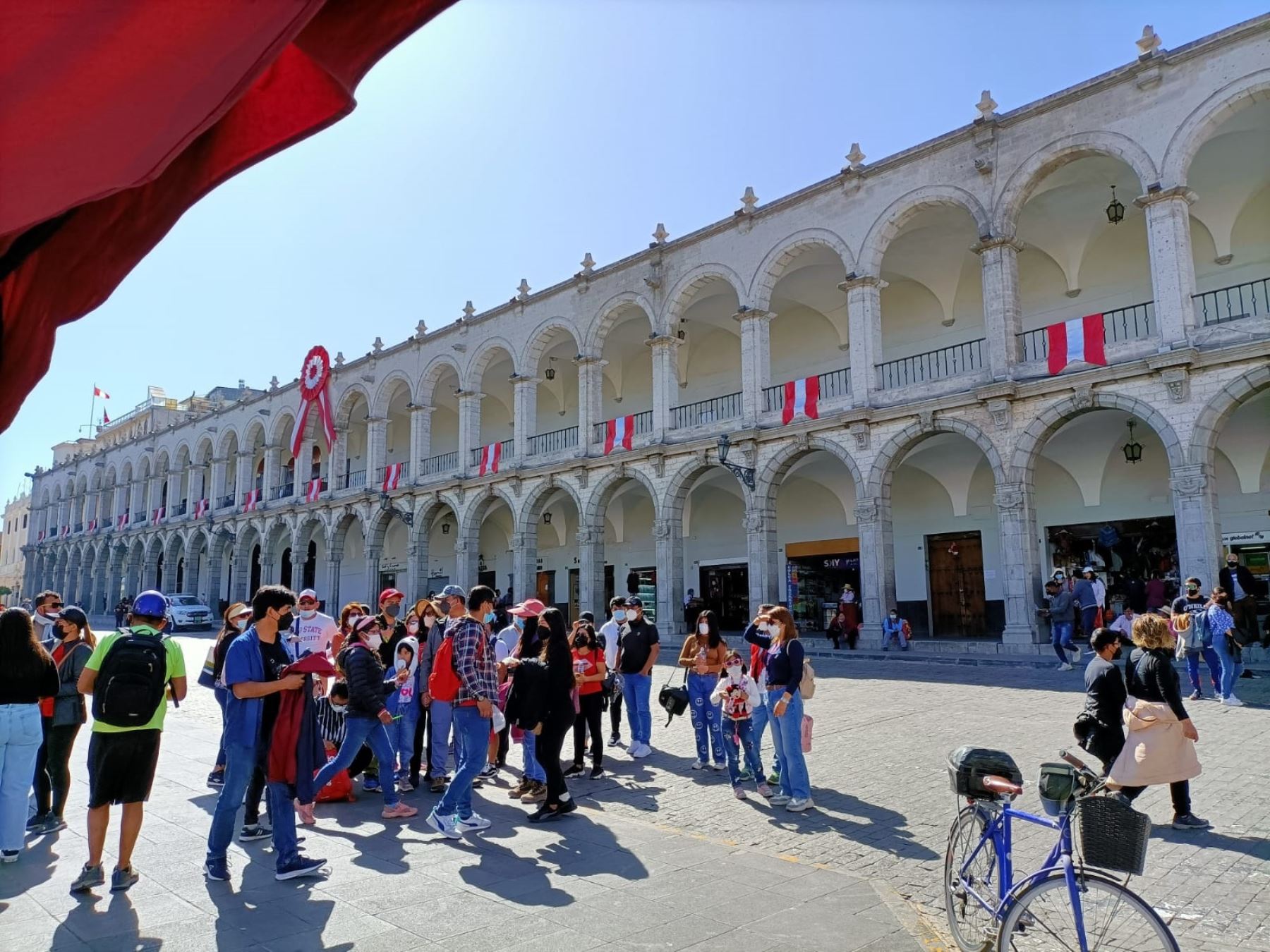 Arequipa celebra con diversas actividades el aniversario de la Independencia del Perú y los pobladores y turistas aprovechan el feriado largo para pasear por el centro histórico de la Ciudad Blanca. Foto: Rocío Méndez