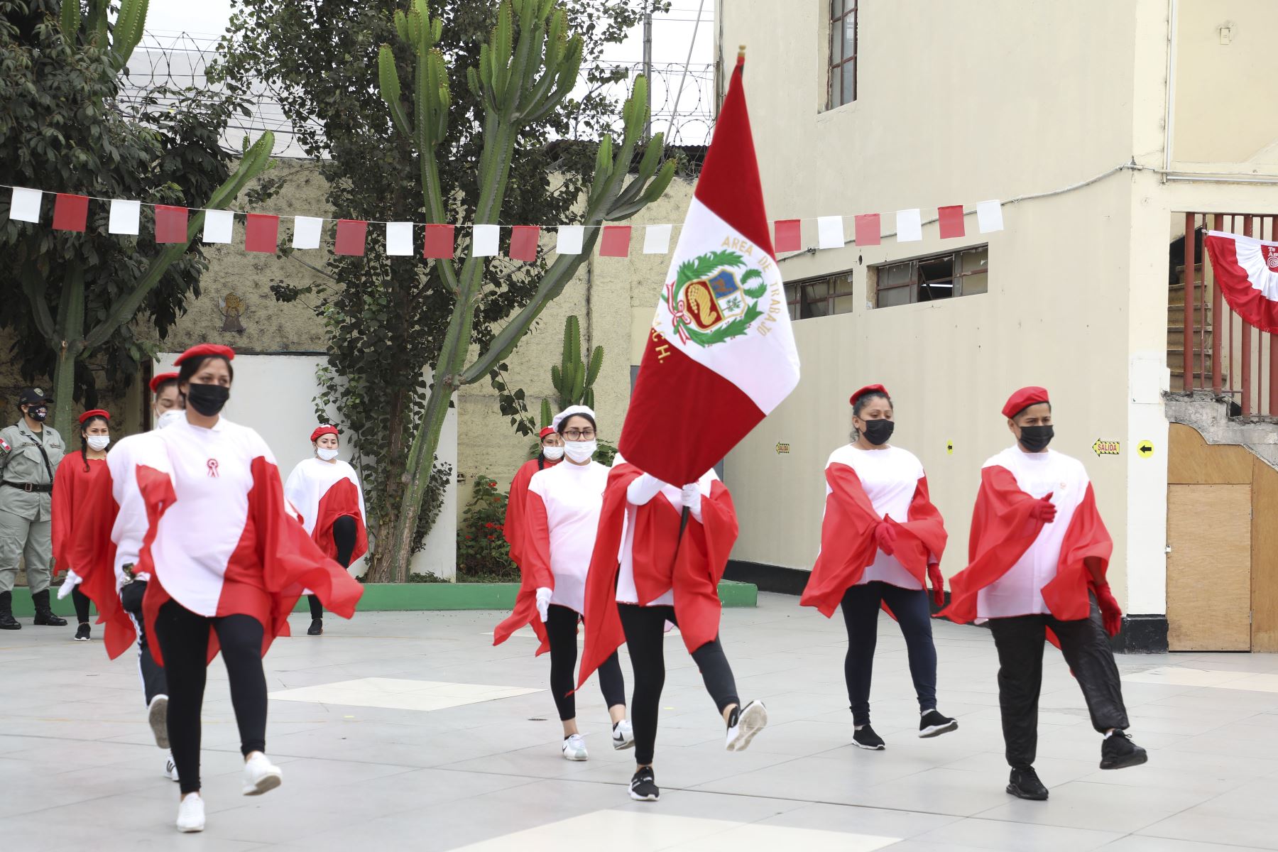 Las internas del Establecimiento Penitenciario de Mujeres Chorrillos participaron en el acto cívico patriótico con motivo de celebrarse los 201 años de la independencia del Perú. ANDINA/ INPE