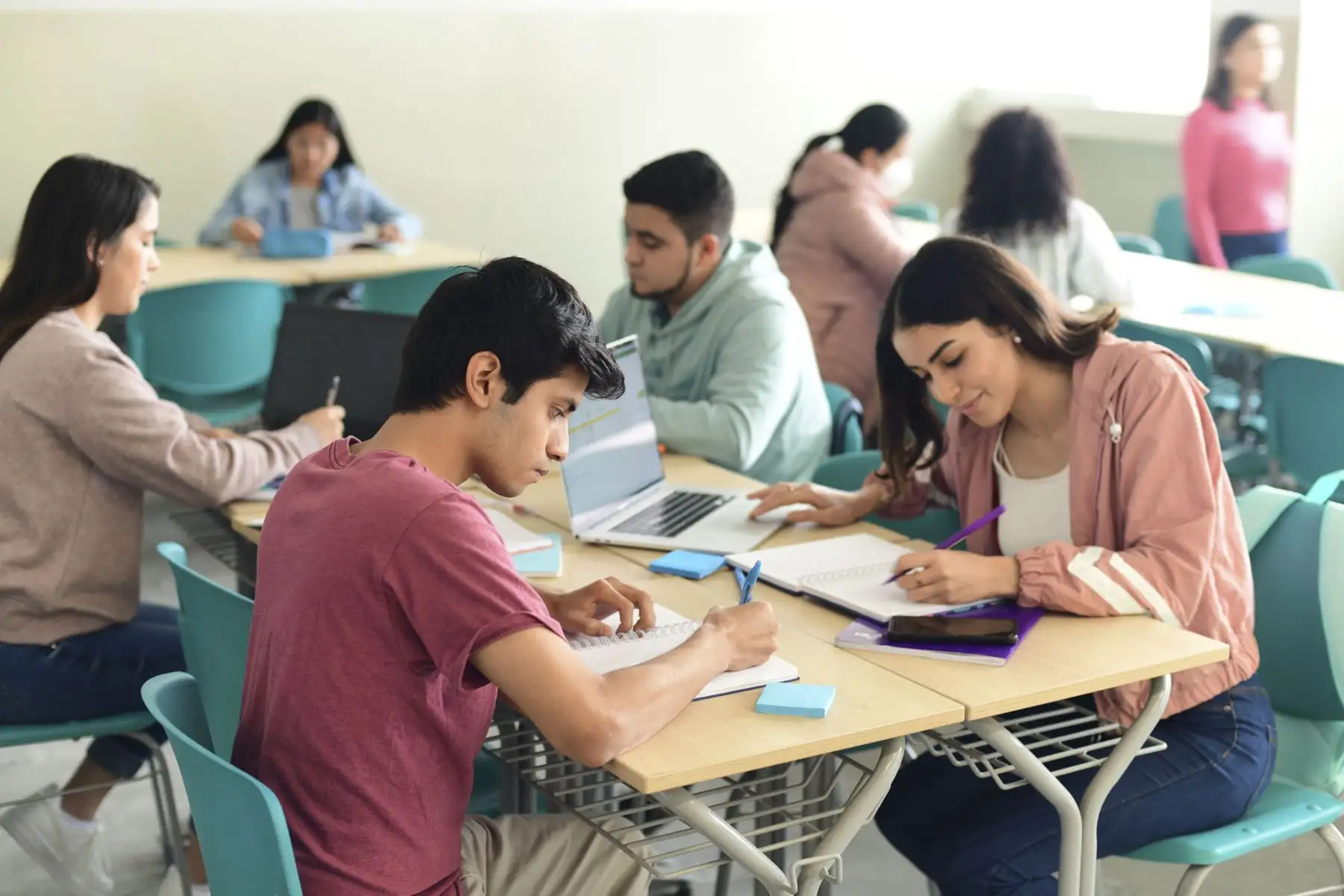 En sus 12 convocatorias, Beca Perú ha beneficiado a 2,592 peruanos, quienes pudieron iniciar o continuar sus estudios superiores en una universidad o un instituto de calidad del país. Foto: Reiva