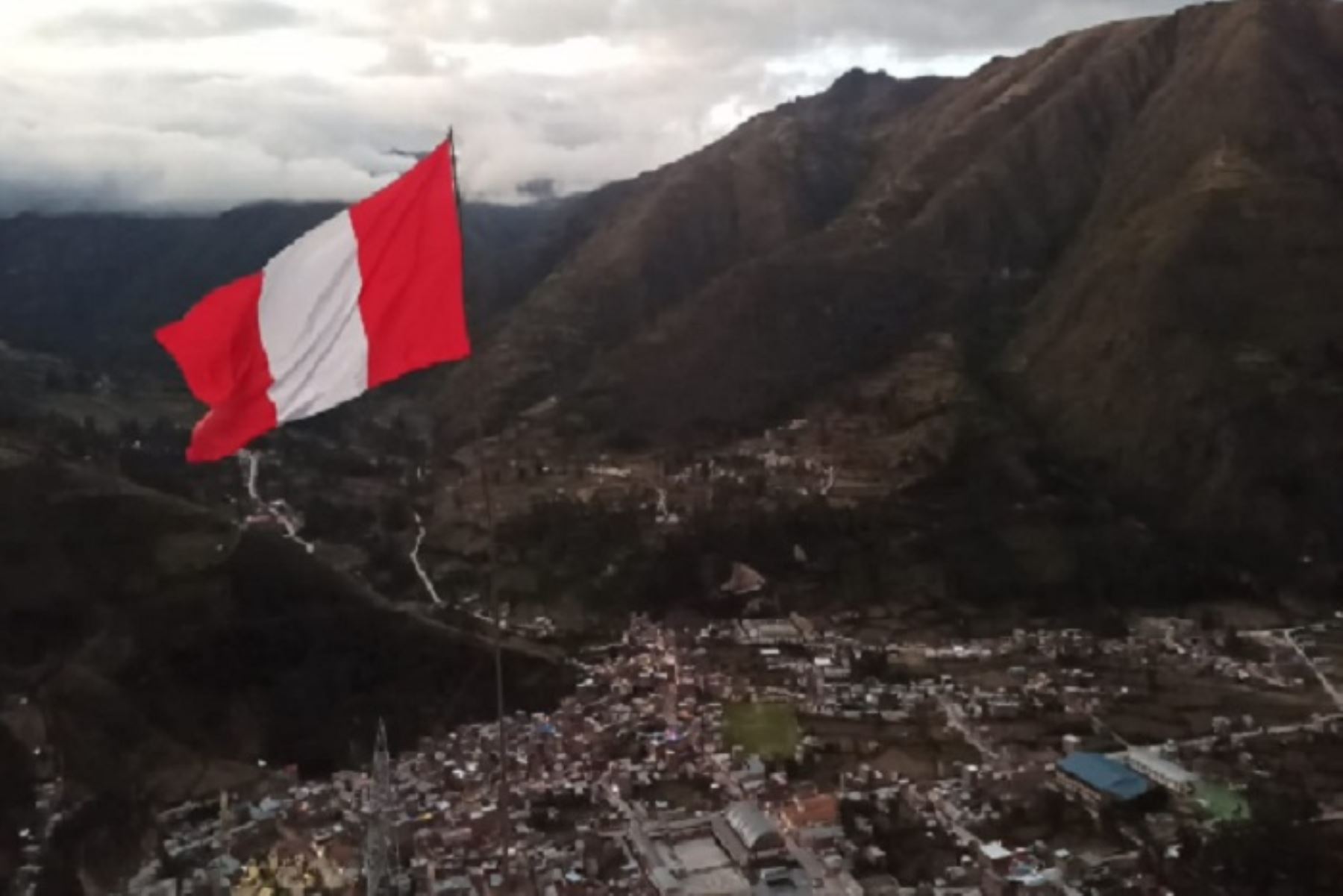 El izamiento de la Bicolor en la montaña de Huagaychán (montaña que llora) fue apoyado por autoridades de Paucartambo.