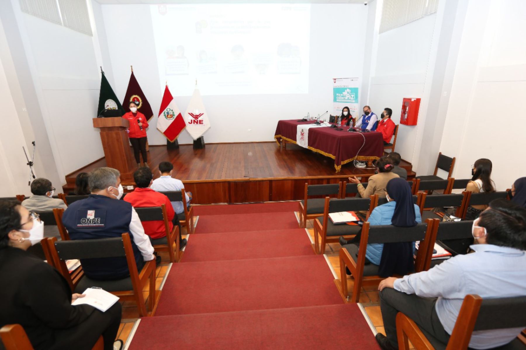 El taller “Formando agentes de paz para las Elecciones Regionales y Municipales (ERM) 2022” se desarrolló en el auditorio de la Facultad de Derecho de la UNSA.