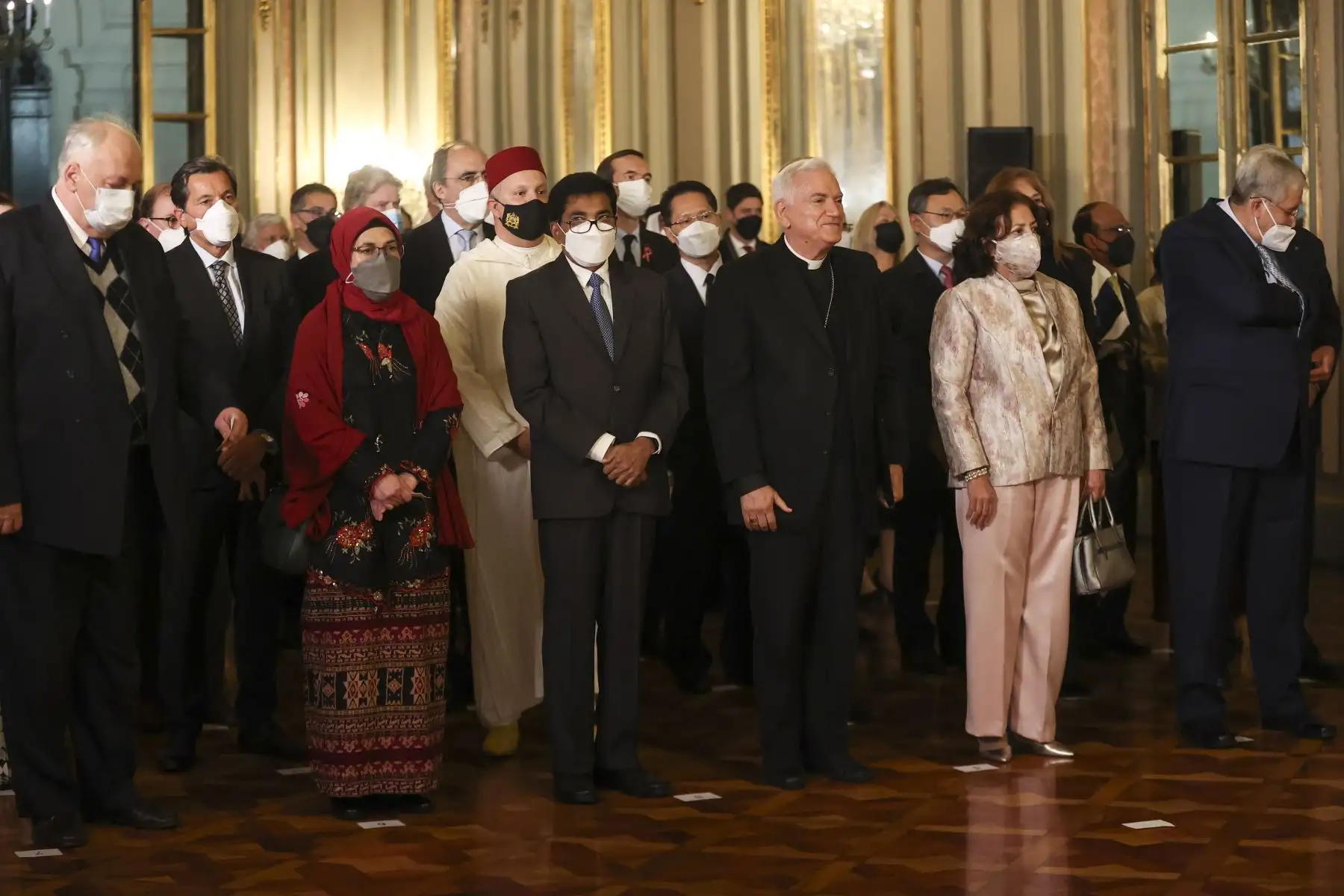 El presidente de la República, Pedro Castillo, recibe el saludo del cuerpo diplomático y representantes de los organismos internacionales en el Salón Dorado del Palacio de Gobierno. Foto: ANDINA/Prensa Presidencia