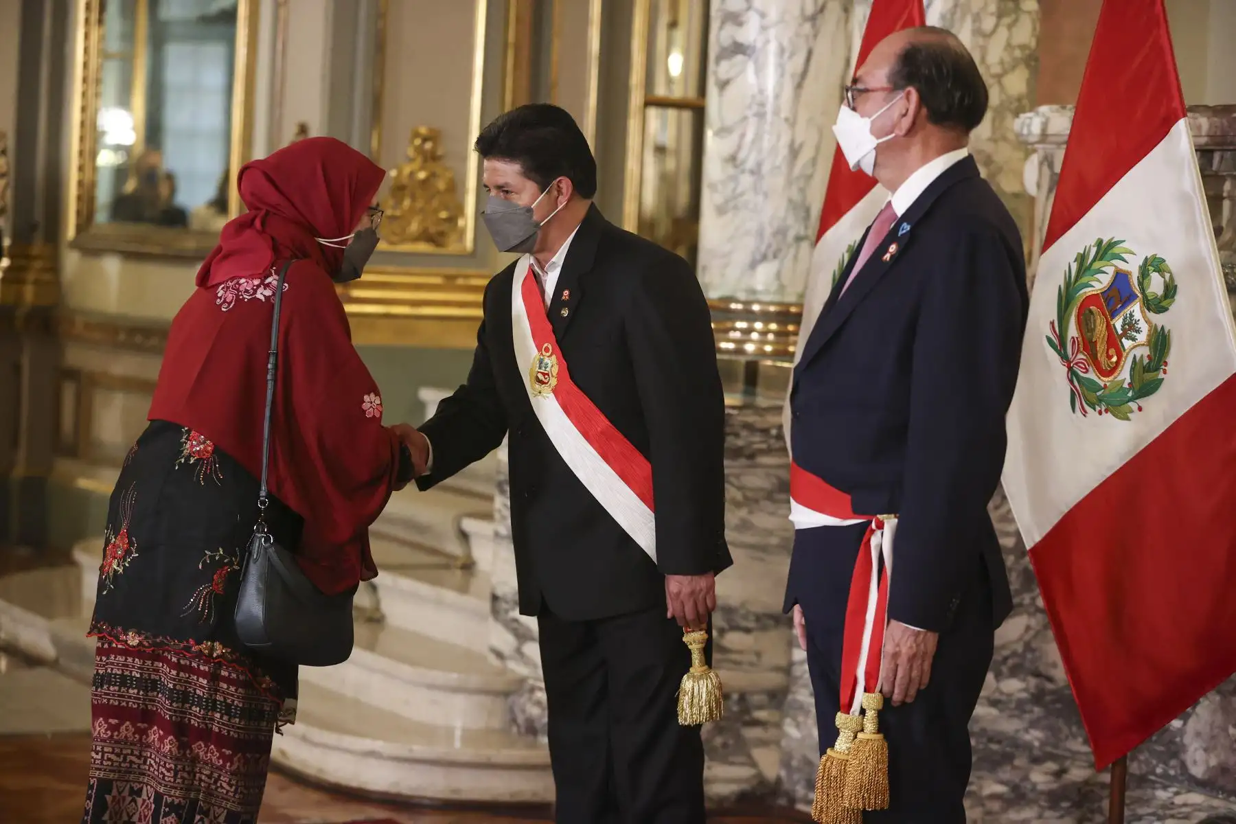 El presidente de la República, Pedro Castillo, recibe el saludo del cuerpo diplomático y representantes de los organismos internacionales en el Salón Dorado del Palacio de Gobierno. Foto: ANDINA/Prensa Presidencia