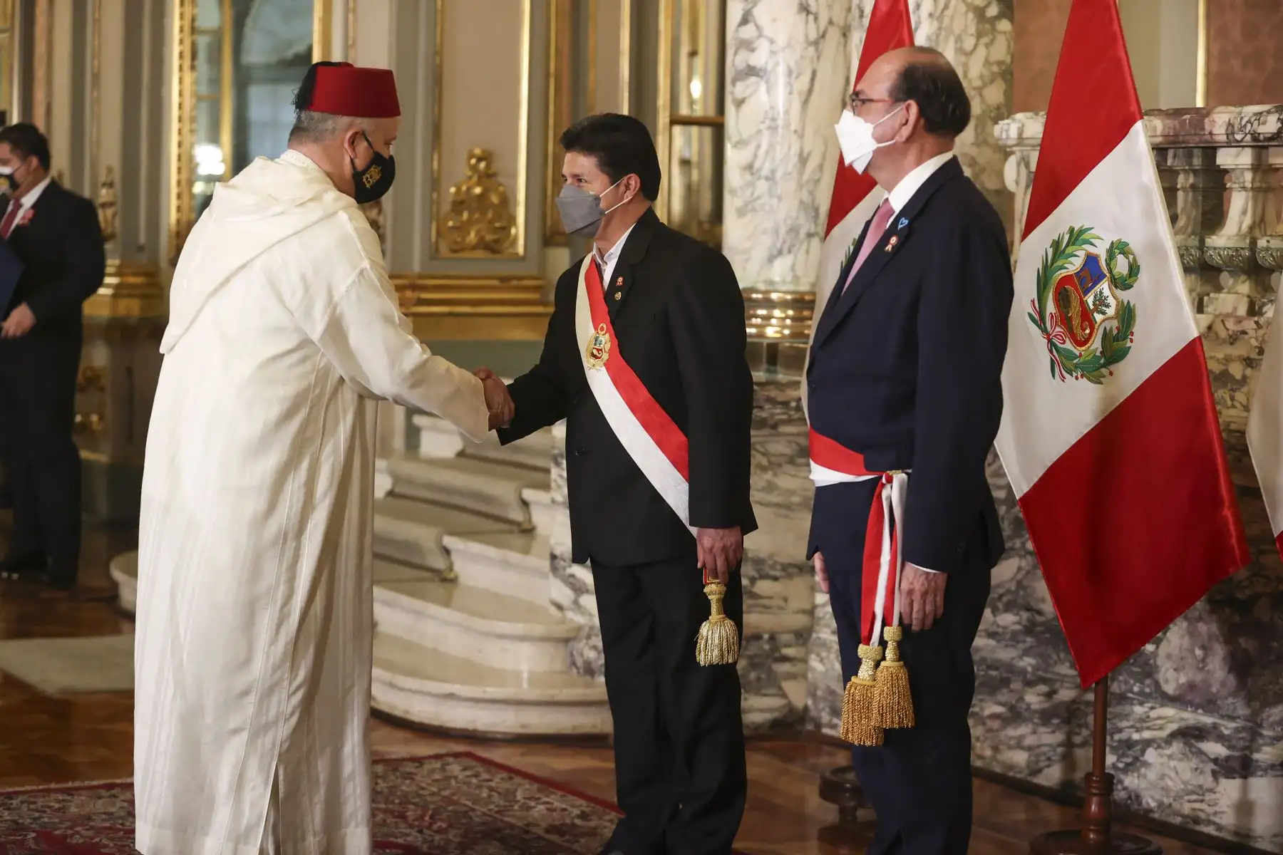 El presidente de la República, Pedro Castillo, recibe el saludo del cuerpo diplomático y representantes de los organismos internacionales en el Salón Dorado del Palacio de Gobierno. Foto: ANDINA/Prensa Presidencia