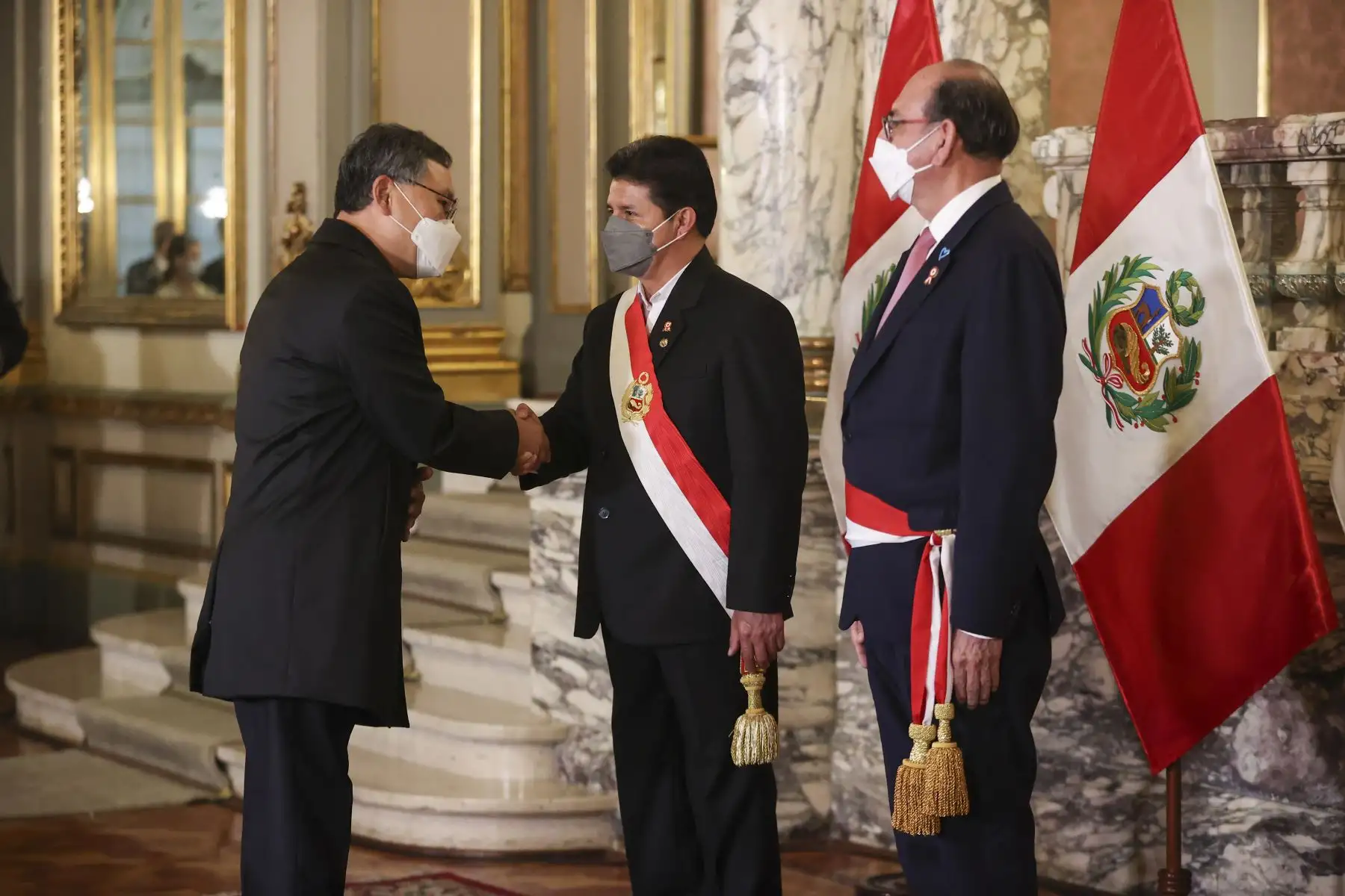 El presidente de la República, Pedro Castillo, recibe el saludo del cuerpo diplomático y representantes de los organismos internacionales en el Salón Dorado del Palacio de Gobierno. Foto: ANDINA/Prensa Presidencia