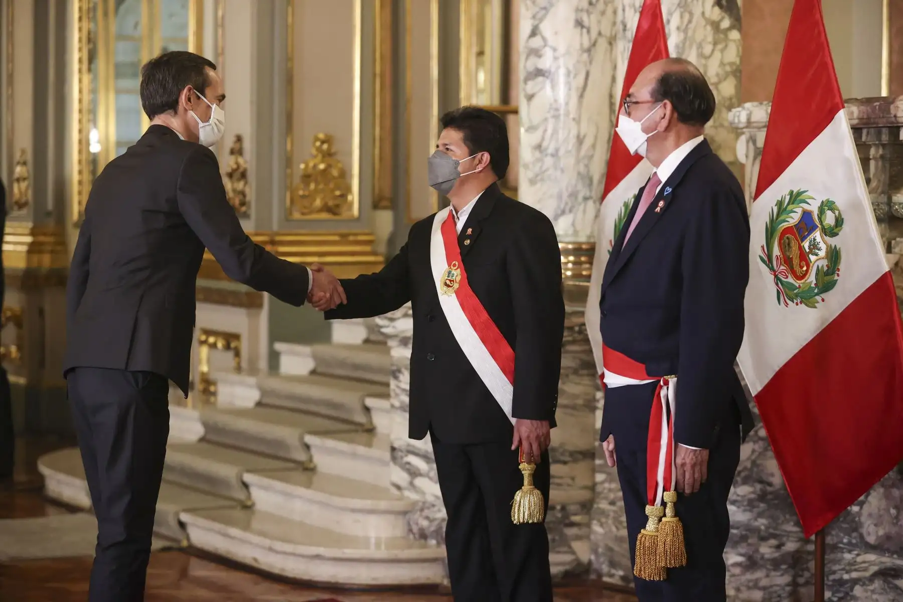 El presidente de la República, Pedro Castillo, recibe el saludo del cuerpo diplomático y representantes de los organismos internacionales en el Salón Dorado del Palacio de Gobierno. Foto: ANDINA/Prensa Presidencia