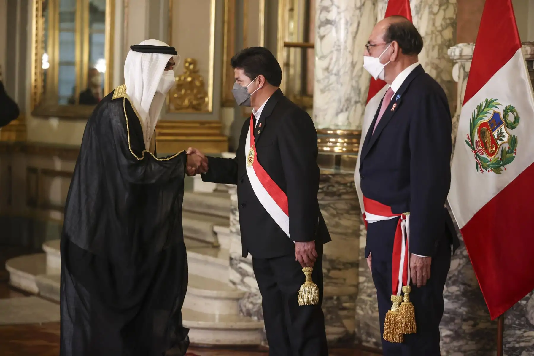 El presidente de la República, Pedro Castillo, recibe el saludo del cuerpo diplomático y representantes de los organismos internacionales en el Salón Dorado del Palacio de Gobierno. Foto: ANDINA/Prensa Presidencia