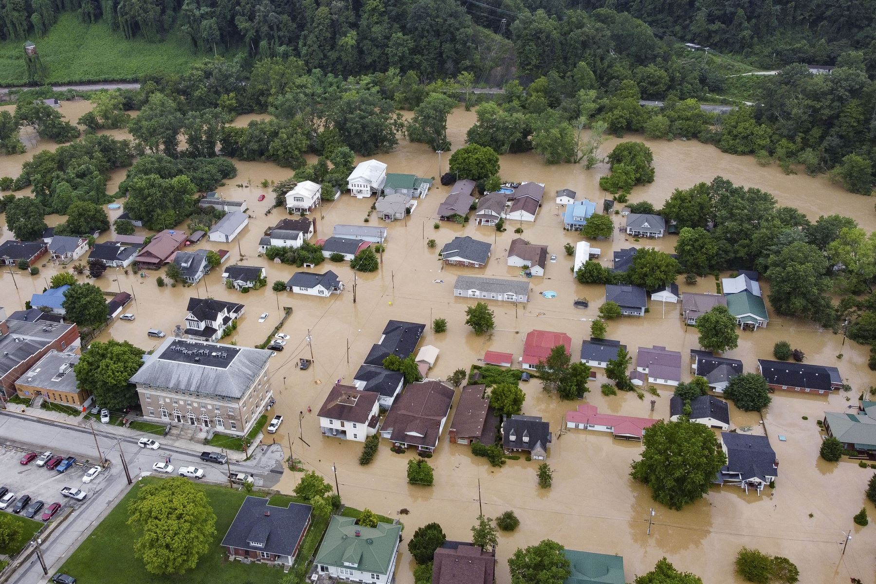 Vista aérea de casas sumergidas bajo las aguas de la inundación del North Fork del río Kentucky, en Jackson, Kentucky. Foto: AFP