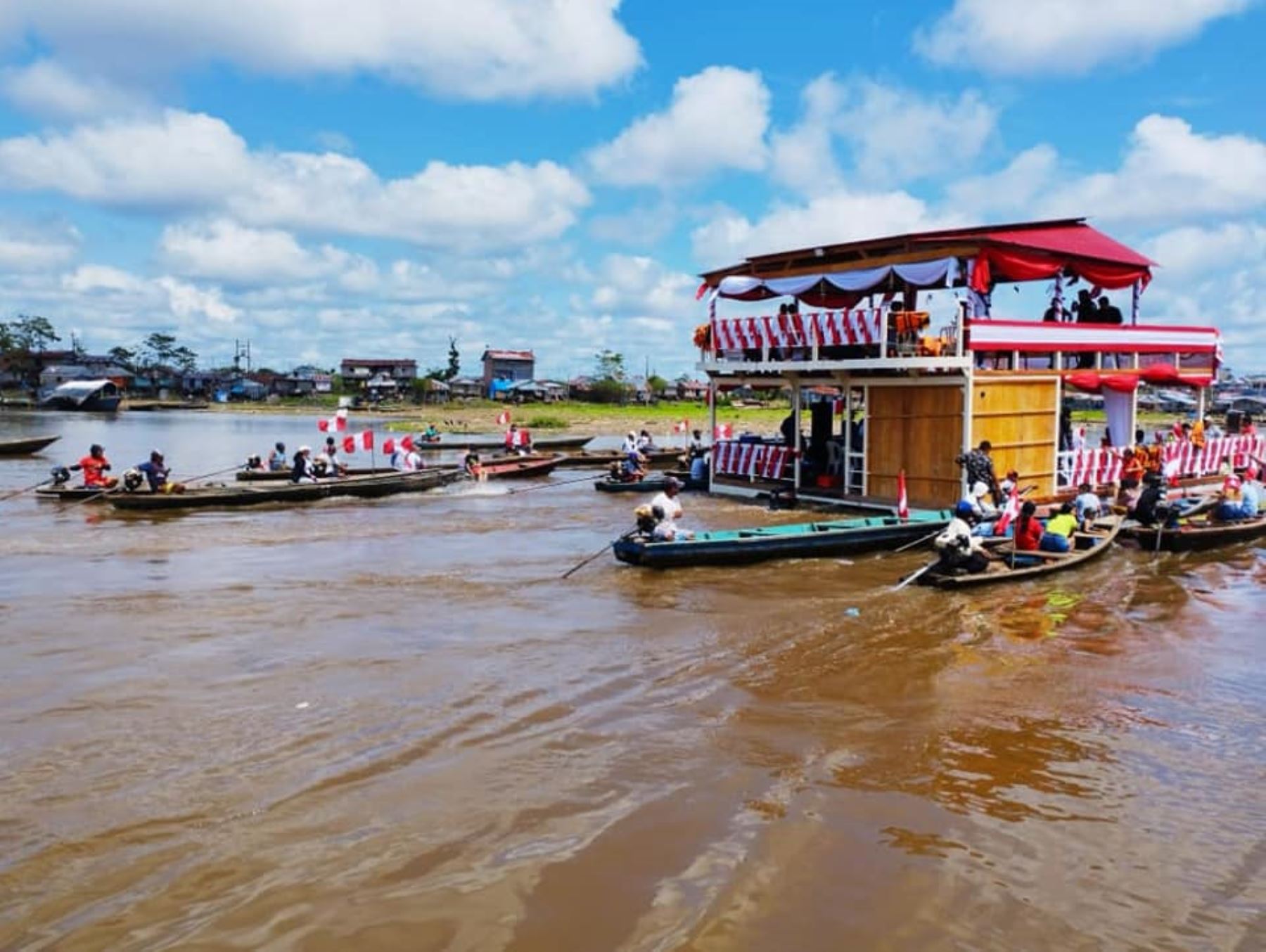 Con una caravana acuática la población de la ciudad de Iquitos, región Loreto, celebró ayer el 201 aniversario de la Independencia de Perú. Foto: municipalidad de Belén.