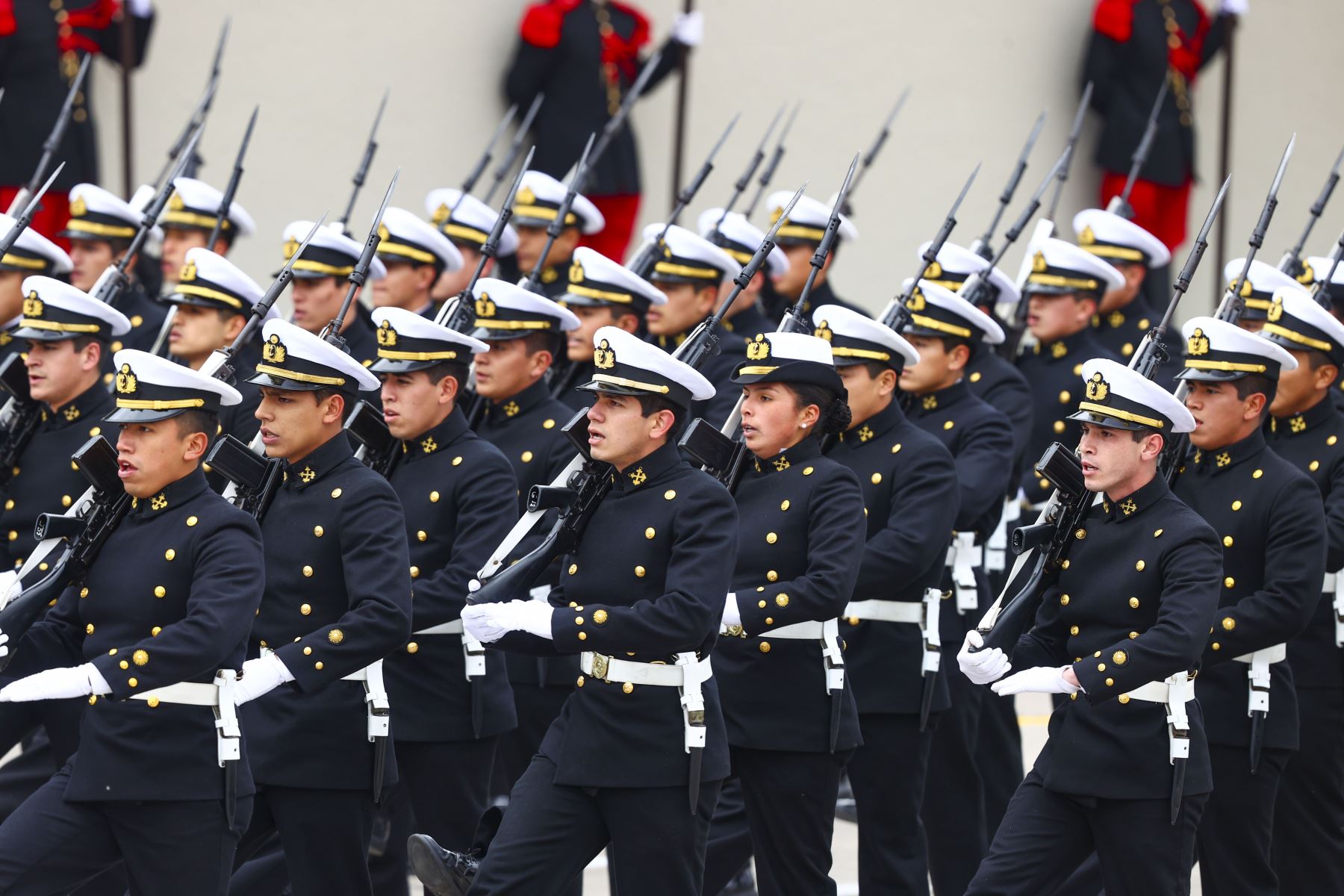 Con solemnidad y disciplina, portando nuestros símbolos patrios, la Marina de Guerra del Perú se hizo presente hoy en la Gran Parada y Desfile Militar 2022. Foto: ANDINA/Andrés Valle.