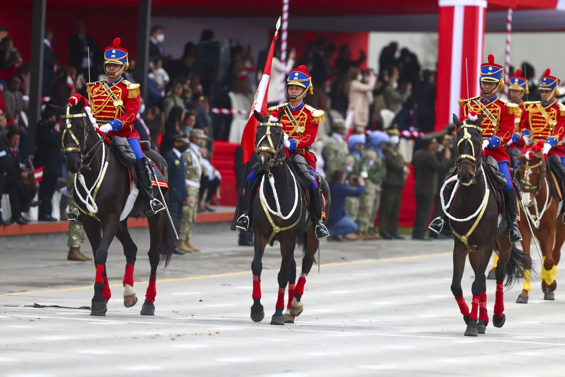 Unidades de Caballería, Farandola del Ejército del Perú, Policía Montada, Regimiento Domingo Nieto, Húsares de Junín, participan del desfile en el Cuartel General del Ejército, como parte de los actos conmemorativos por el 201 aniversario de la Independencia del Perú. Foto: ANDINA/ Andrés Valle