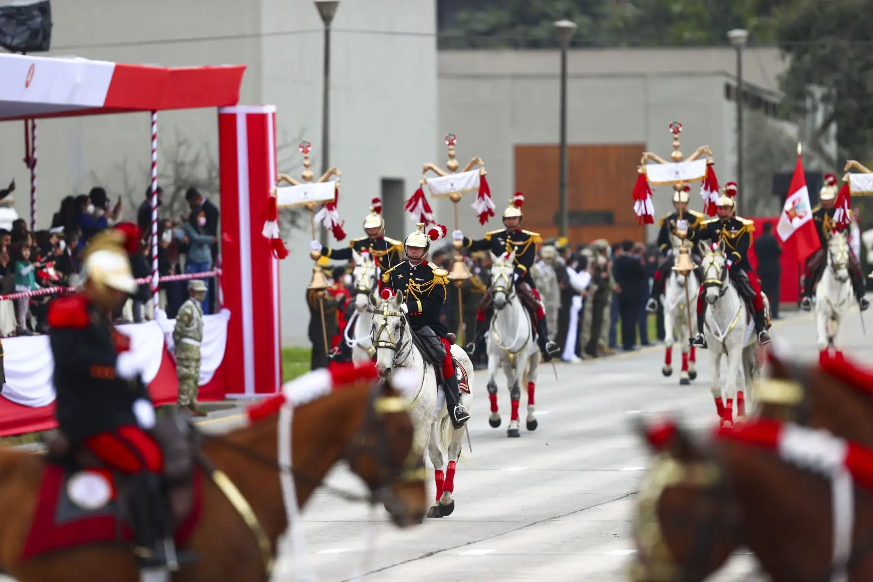 Unidades de Caballería, Farandola del Ejército del Perú, Policía Montada, Regimiento Domingo Nieto, Húsares de Junín, participan del desfile en el Cuartel General del Ejército, como parte de los actos conmemorativos por el 201 aniversario de la Independencia del Perú. Foto: ANDINA/ Andrés Valle