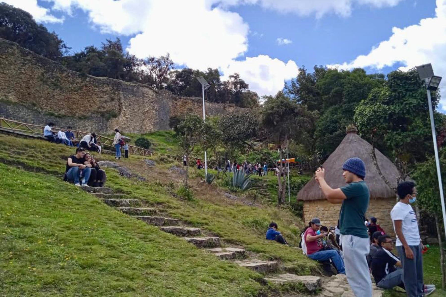 El Ministerio de Cultura informó que más de 4,000 personas han visitado la Fortaleza de Kuélap desde que se habilitó la ruta alterna a comienzos de julio, mientras se realizan los trabajos de rehabilitación del monumento. ANDINA/Difusión