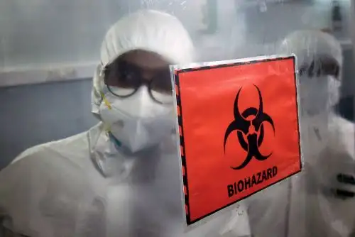 Técnicos de laboratorio que usan equipo de protección personal (EPP) trabajan dentro de las instalaciones de laboratorio molecular del Departamento de Salud de Tamil Nadu para analizar el virus de la viruela del mono tras cuatro casos confirmados de la enfermedad en todo el país, en Chennai, India. Foto: EFE