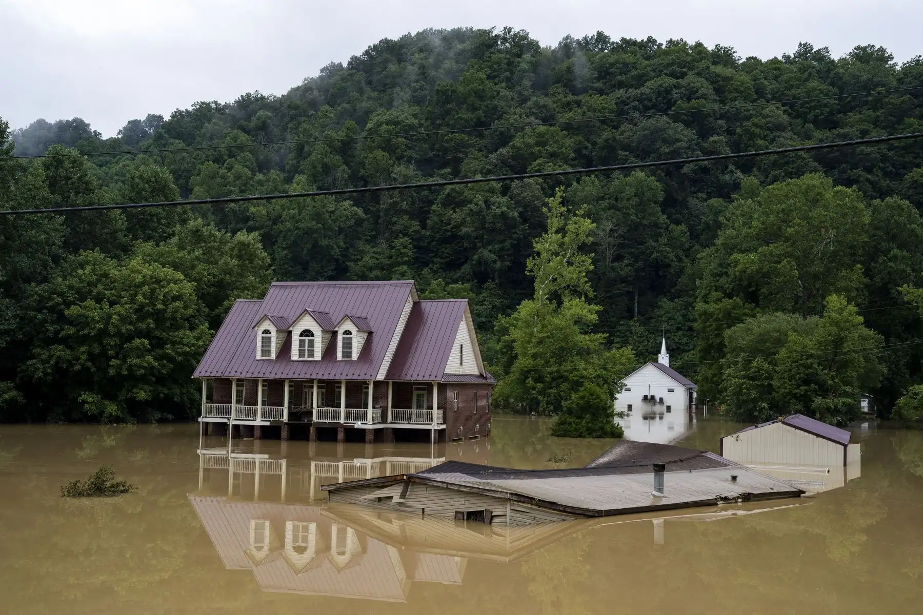 Se ve una casa casi completamente sumergida en Bert T Combs Mountain Parkway en el condado de Breathitt, Kentucky. Al menos 16 personas murieron y cientos tuvieron que ser rescatadas en medio de las inundaciones provocadas por las fuertes lluvias.
Foto: AFP