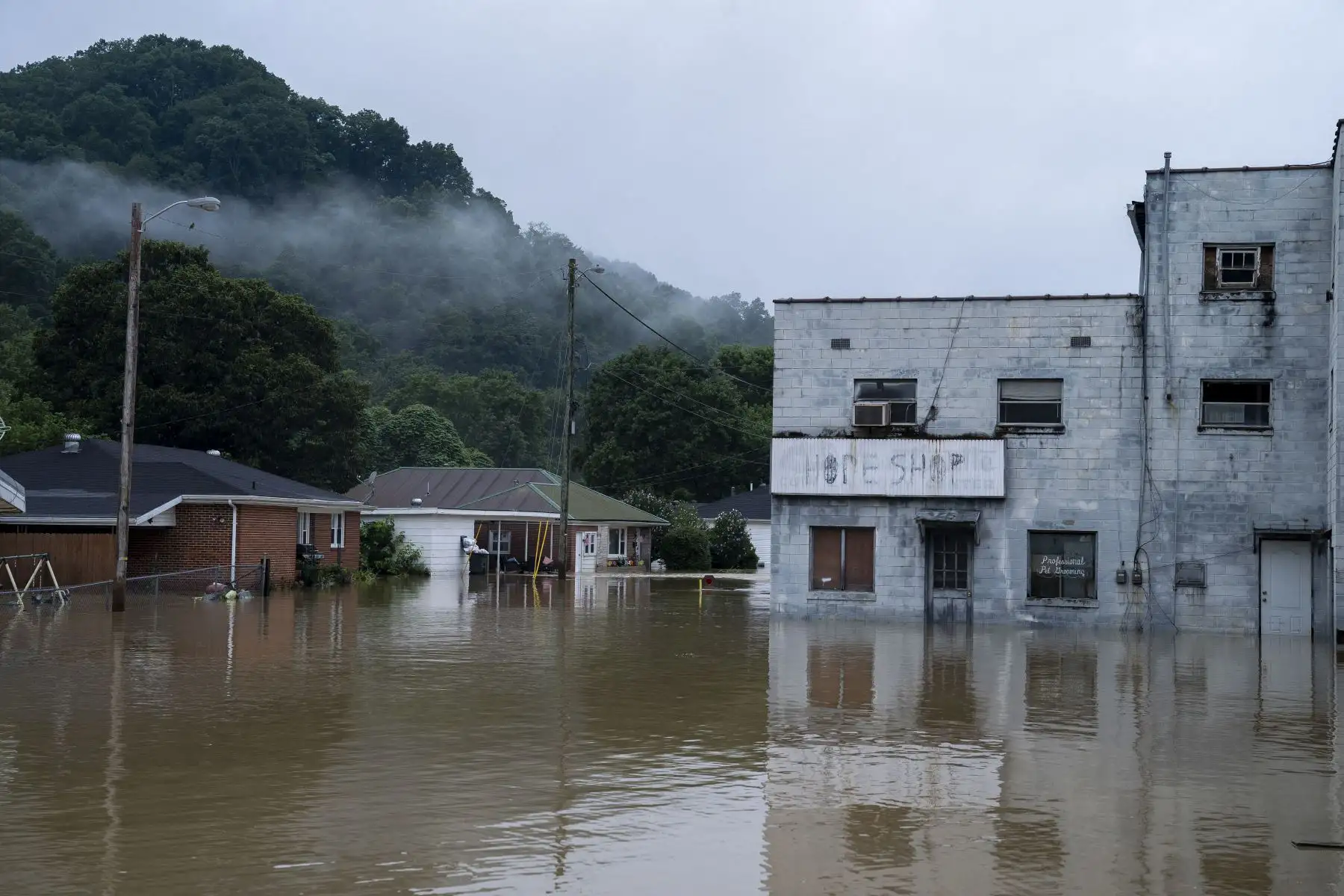 Inundaciones en el centro de Jackson, Kentucky, en el condado de Breathitt, Kentucky. Al menos 16 personas murieron y cientos tuvieron que ser rescatadas en medio de las inundaciones provocadas por las fuertes lluvias. 
Foto: AFP