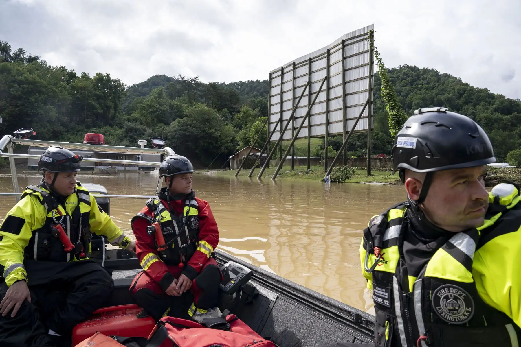 Los bomberos de Lexington Jeremey Miller, el capitán Scott Butler y James Flynn calientan el motor antes de dirigirse a Troublesome Creek para rescatar a las personas que han quedado varadas en Lost Creek, Kentucky.
Foto: AFP