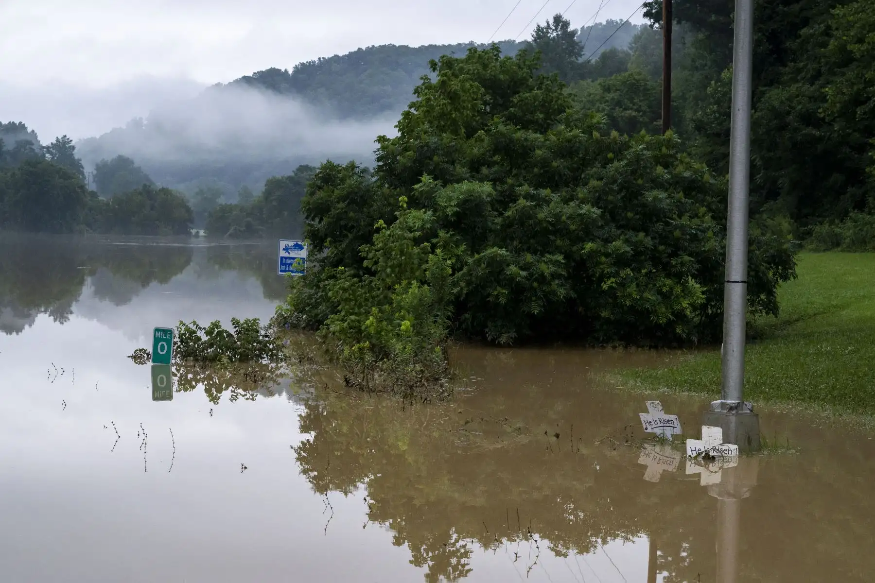Las inundaciones del North Fork del río Kentucky llegaron a Bert T Combs Mountain Parkway en las afueras de Jackson, Kentucky . Al menos 16 personas murieron y cientos tuvieron que ser rescatadas en medio de las inundaciones provocadas por las fuertes lluvias. 
Foto: AFP