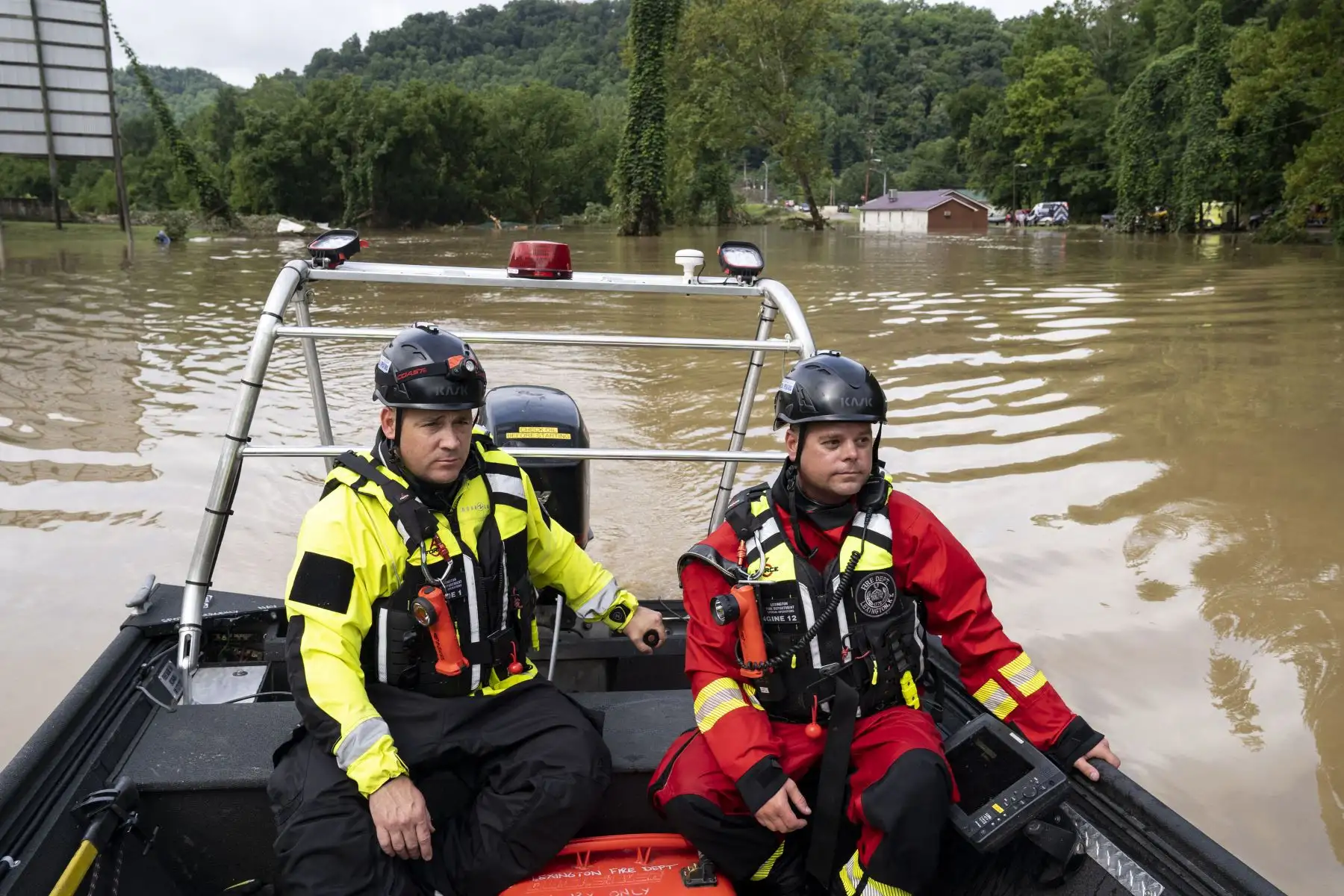 Los bomberos de Lexington Jeremey Miller y el capitán Scott Butler calientan el motor antes de dirigirse a Troublesome Creek para rescatar a las personas que han quedado varadas Lost Creek, Kentucky. Al menos 16 personas han muerto y cientos tuvieron que ser rescatados en medio de las inundaciones de las fuertes lluvias. 
Foto: AFP