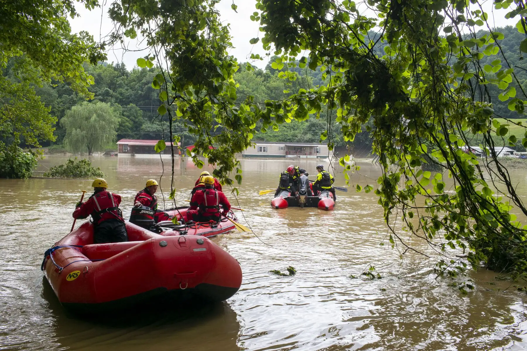 Los equipos de rescate de agua rápida de los Bomberos de Lexington se desbordaron Troublesome Creek para rescatar a las personas que han quedado varadas en Lost Creek, Kentucky. Al menos 16 personas han muerto y cientos tuvieron que ser rescatadas en medio de las fuertes inundaciones lluvia. 
Foto: AFP