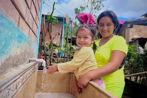 En las zonas rurales la implementación de 48,334 conexiones de agua y 49,833 de saneamiento permitió dotar de estos servicios a 163,000 habitantes.