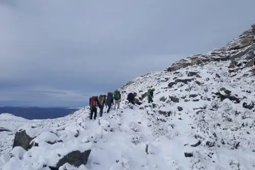 La Unidad de Alta Montaña de la Policía Nacional del Perú rescató a dos turistas que se accidentaron cuando realizaban una excursión en el nevado Huascarán, situado en la sierra de la región Áncash.