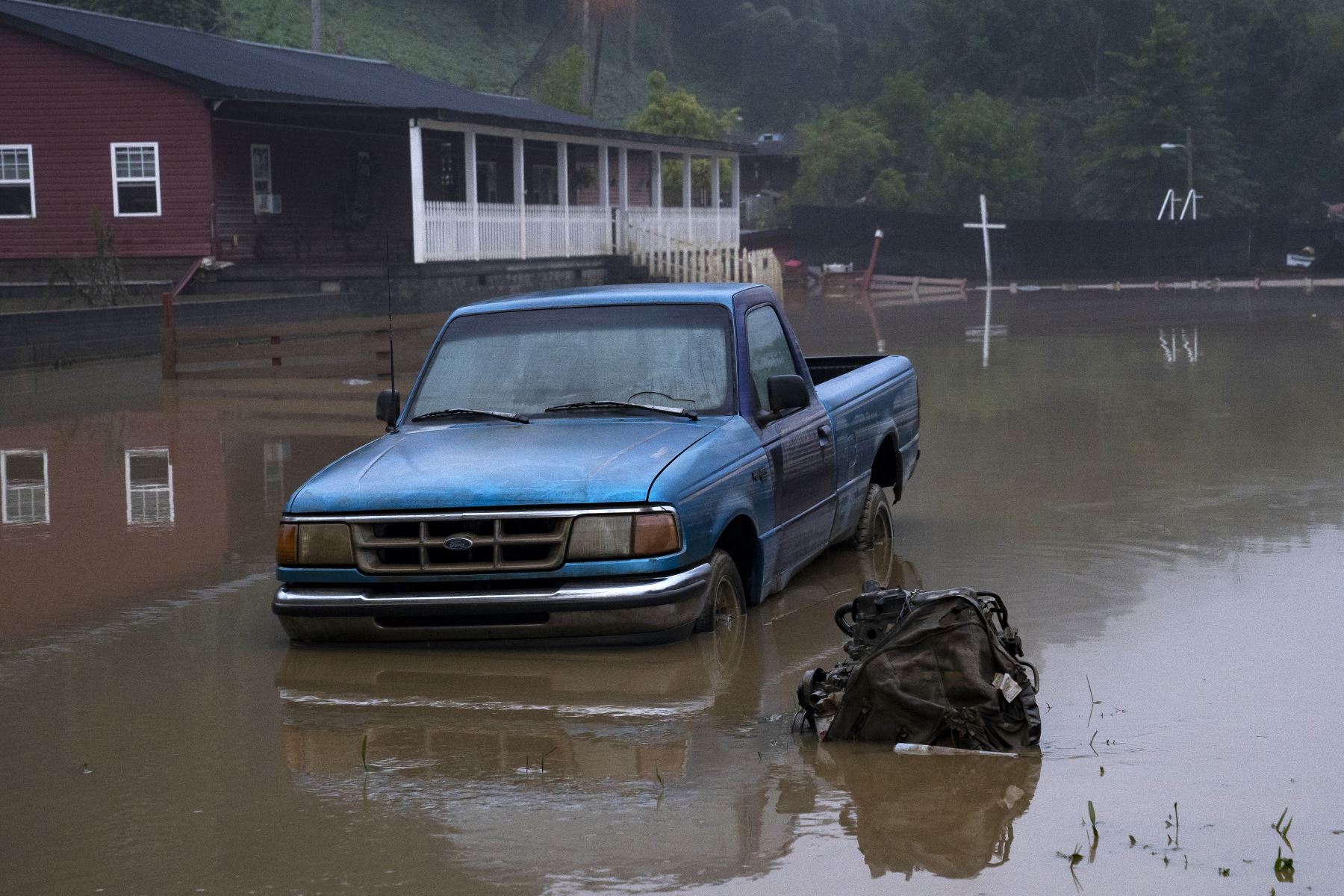Los niveles de agua retrocedidos del North Fork del río Kentucky rodean un camión en el centro de Jackson el 30 de julio del 2022 en Jackson, Kentucky. Foto: AFP.