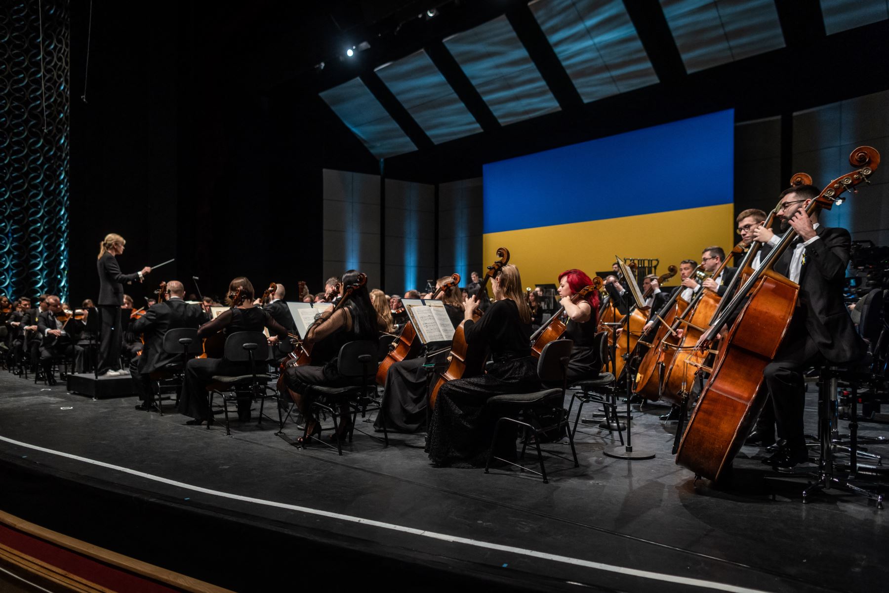 Músicos de la Orquesta de la Libertad de Ucrania participan en un ensayo en la Ópera de Varsovia antes de su gira internacional, el 28 de julio de 2022. Foto: AFP