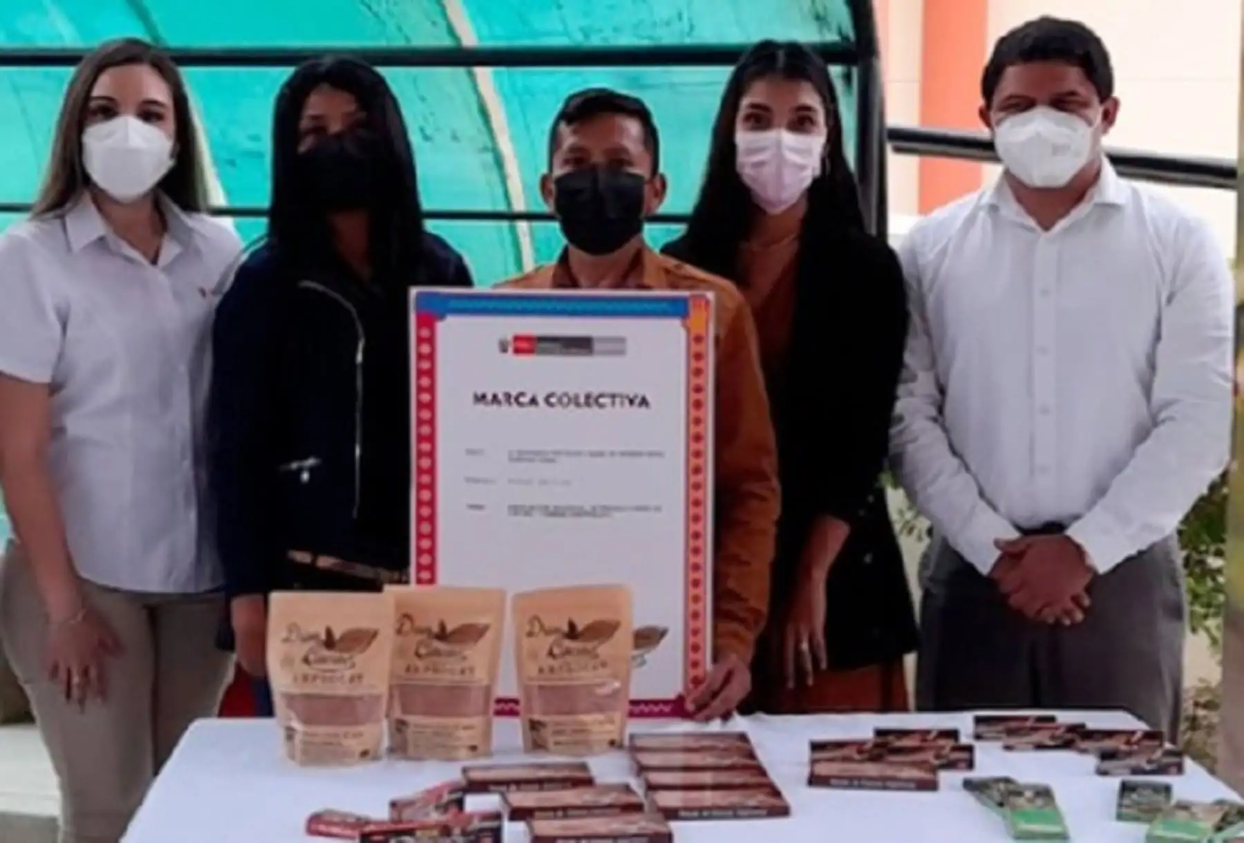 Los productores que recibieron sus marcas colectivas se dedican a la crianza de gallinas y venta de huevos, a la elaboración de productos a base de cacao y al tratamiento de materiales, reciclaje de residuos sólidos y desechos; recolección, clasificación y eliminación de residuos sólidos; y, tratamiento y valorización de residuos sólidos orgánicos e inorgánicos.