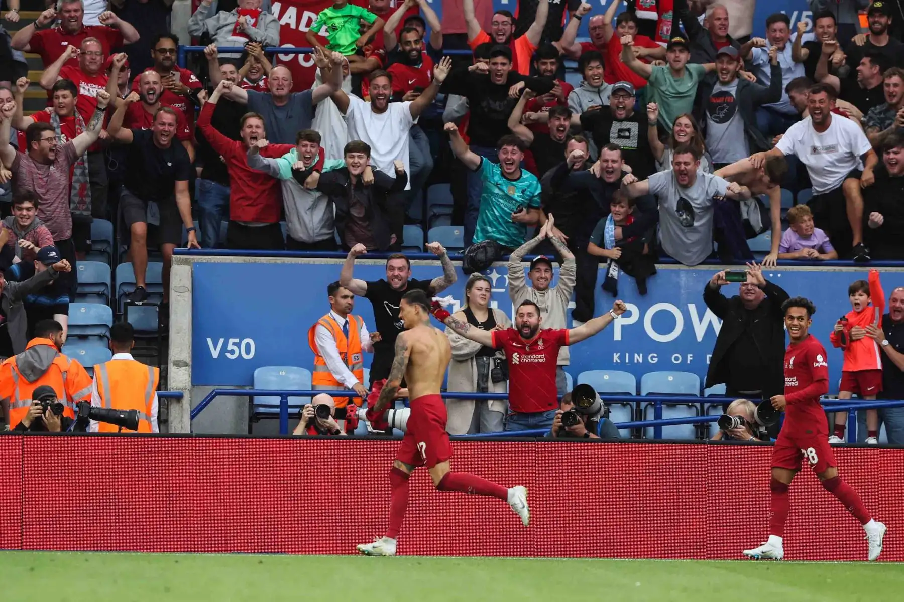 El delantero uruguayo del Liverpool, Darwin Núñez, celebra después de marcar el tercer gol de su equipo durante el partido de fútbol de la Community Shield de la FA inglesa entre el Liverpool y el Manchester City. Foto: AFP