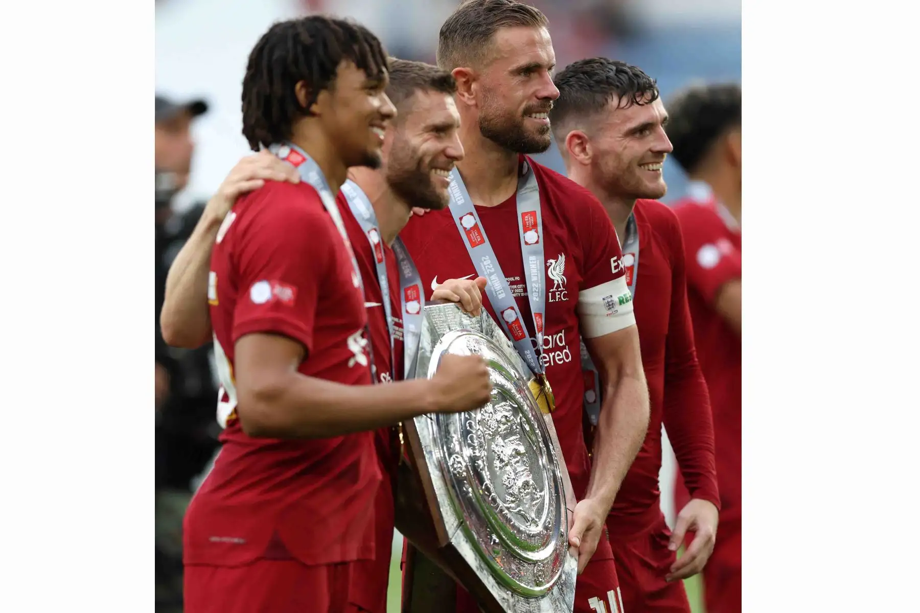 Los jugadores del equipo de Liverpool celebran con el trofeo después de ganar el partido de fútbol Community Shield de la FA inglesa entre Liverpool y Manchester City en el King Power Stadium de Leicester. Foto: AFP