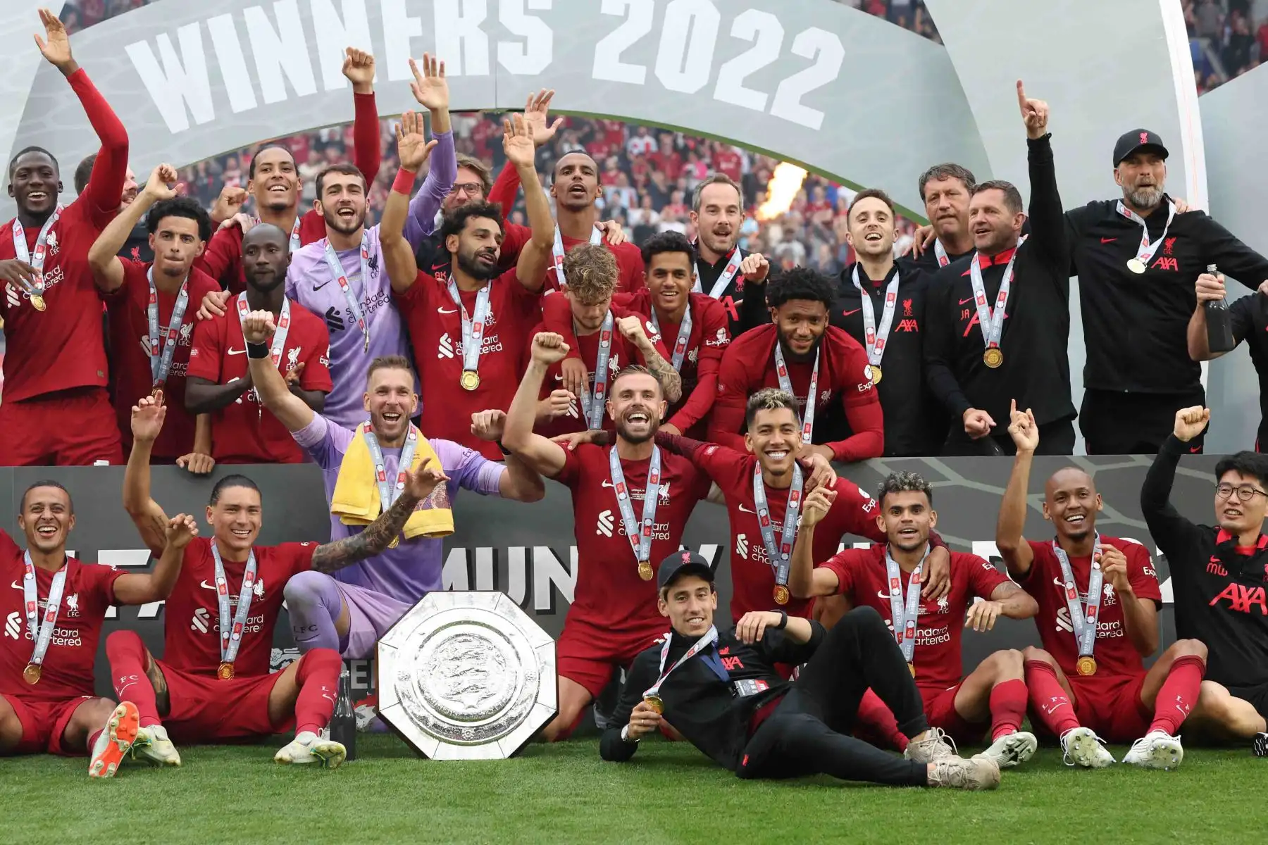 Los jugadores del equipo de Liverpool celebran con el trofeo después de ganar el partido de fútbol Community Shield de la FA inglesa entre Liverpool y Manchester City en el King Power Stadium de Leicester. Foto: AFP