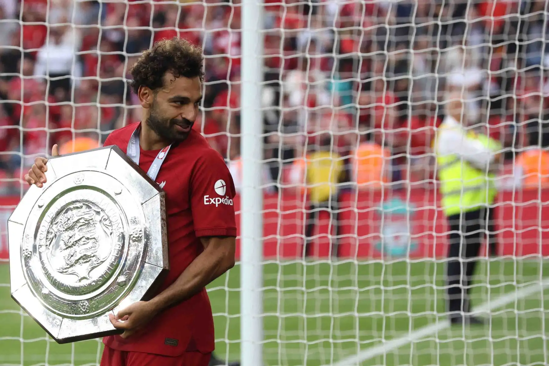 Mohamed Salah, de Liverpool celebran con el trofeo después de ganar el partido de fútbol Community Shield de la FA inglesa entre Liverpool y Manchester City en el King Power Stadium de Leicester. Foto: AFP