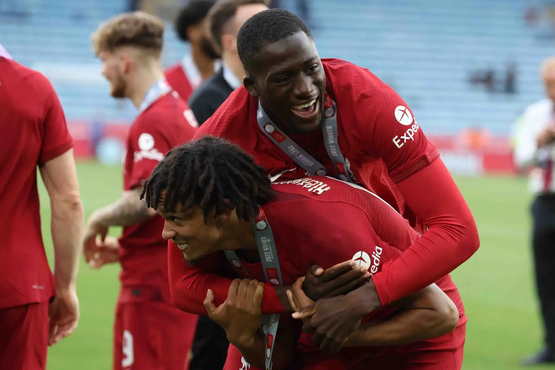 Ibrahima Konate y Trent Alexander, del Liverpol, celebran con el trofeo después de ganar el partido de fútbol Community Shield de la FA inglesa entre Liverpool y Manchester City en el King Power Stadium de Leicester. Foto: AFP