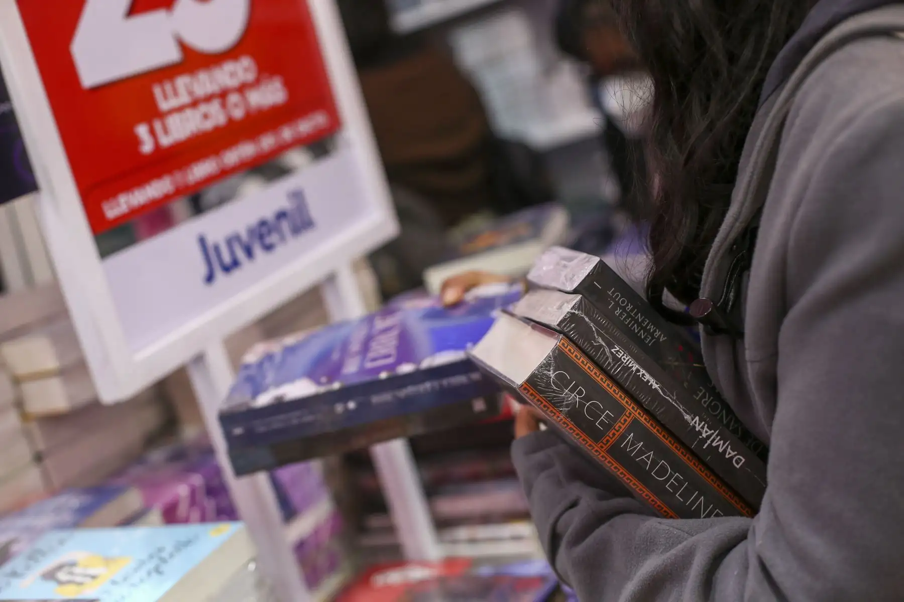 Jóvenes buscan libros sobre sus autores favoritos en la Librería Océano, stand 4, y tiene ofertas de hasta 20% en libros especializados. Foto: ANDINA/ Carla Patiño