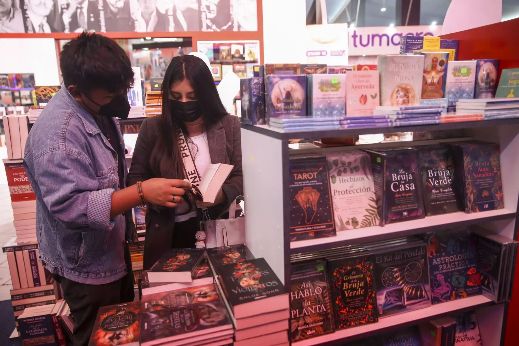 Jóvenes buscan libros sobre sus autores favoritos en la Librería Océano, stand 4, y tiene ofertas de hasta 20% en libros especializados. Foto: ANDINA/ Carla Patiño