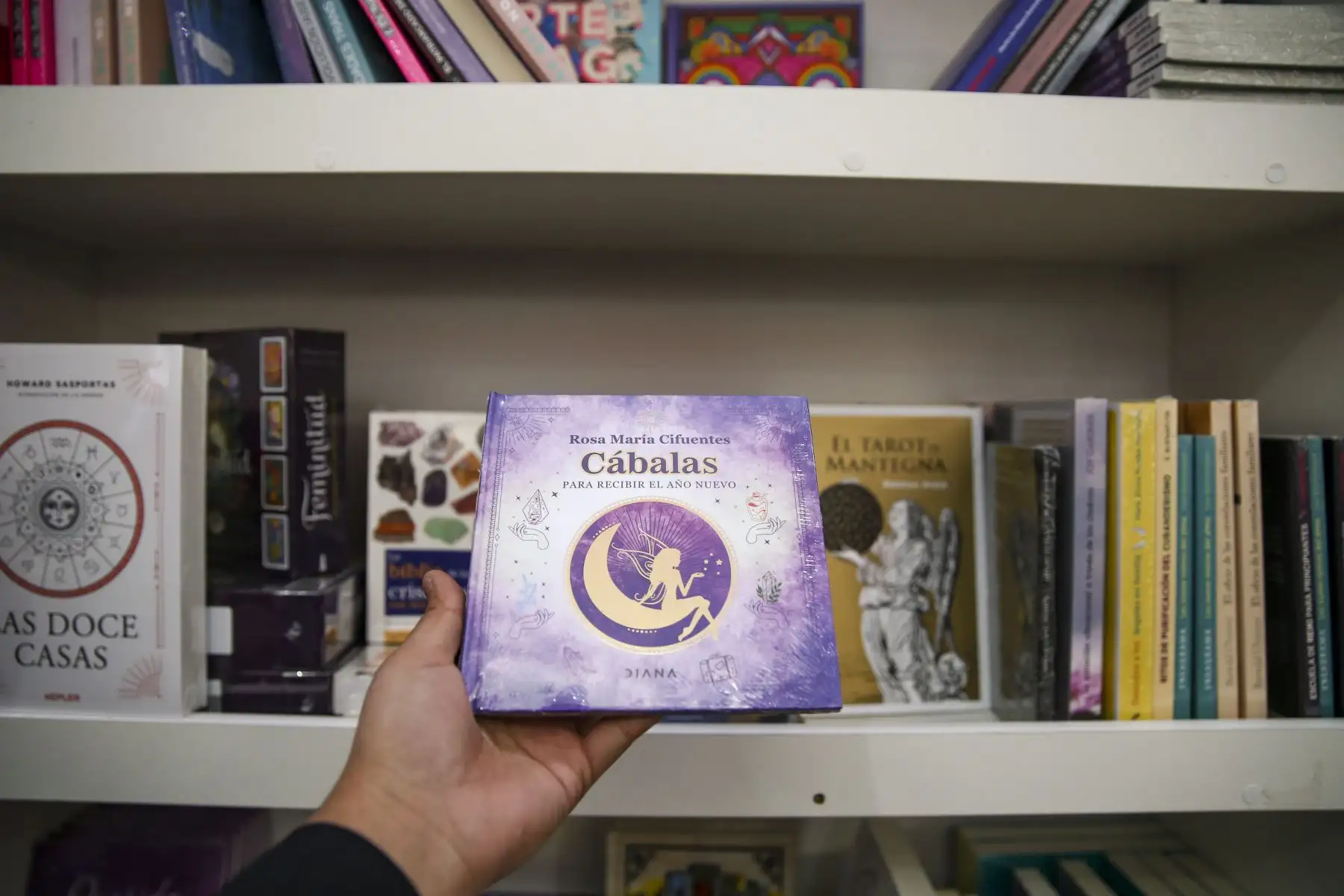 En la librería Estruendomudo, ubicada en el stand 22, tienen libros para reflexionar sobre el poder de la astrología. "Cábalas" es el libro más económico de la sección y tiene el 20% de descuento. Foto: ANDINA/ Carla Patiño