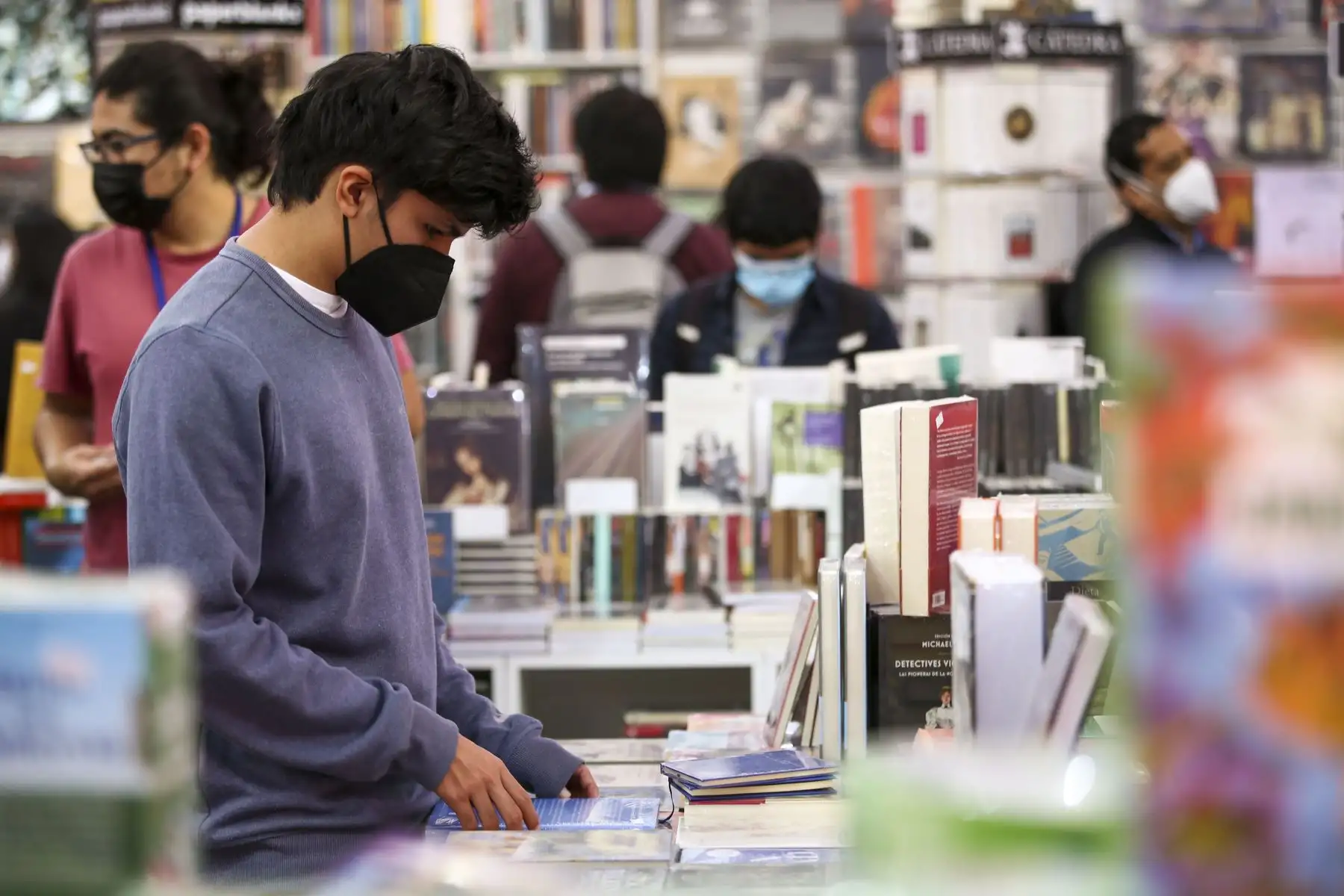 En la librería Heraldos Negros jóvenes buscan las mejores ofertas en sus ejemplares favoritos. Foto: ANDINA/ Carla Patiño