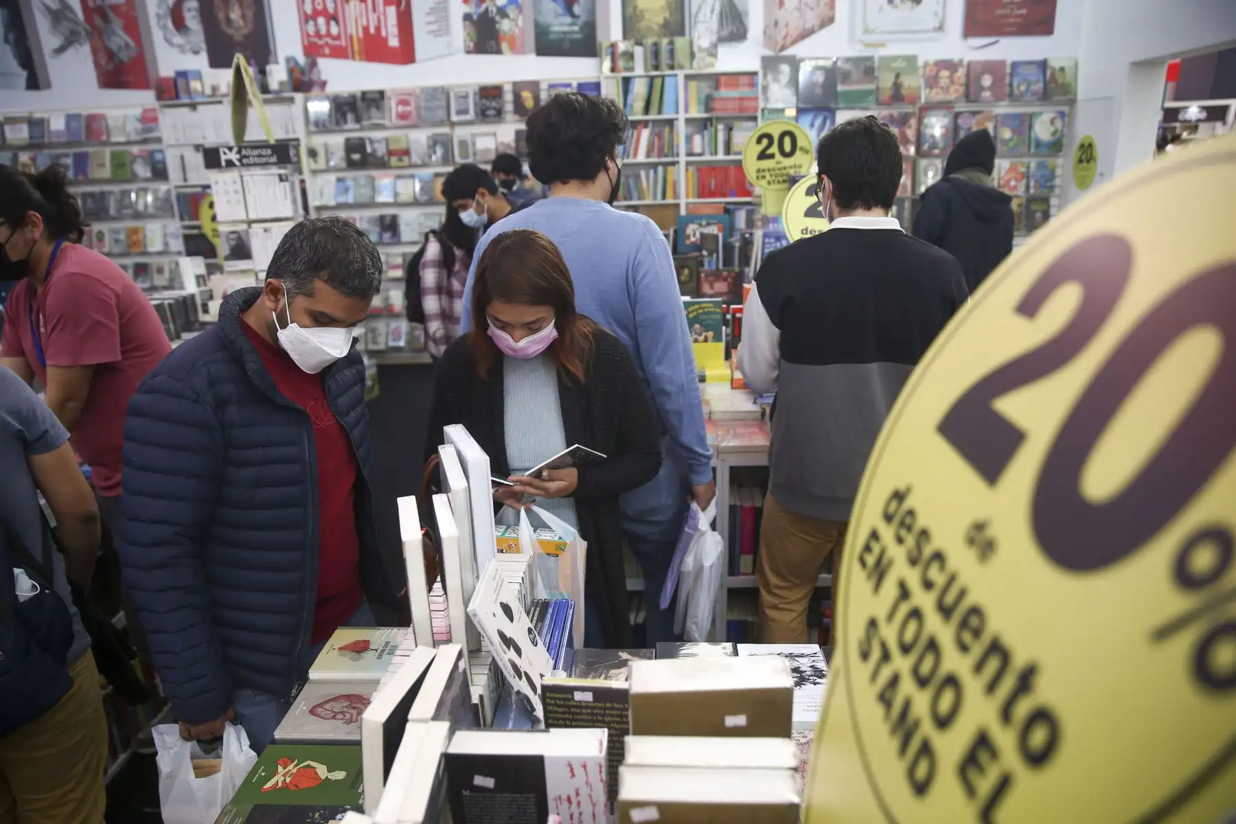 En la librería Heraldos Negros jóvenes buscan las mejores ofertas en sus ejemplares favoritos. Foto: ANDINA/ Carla Patiño