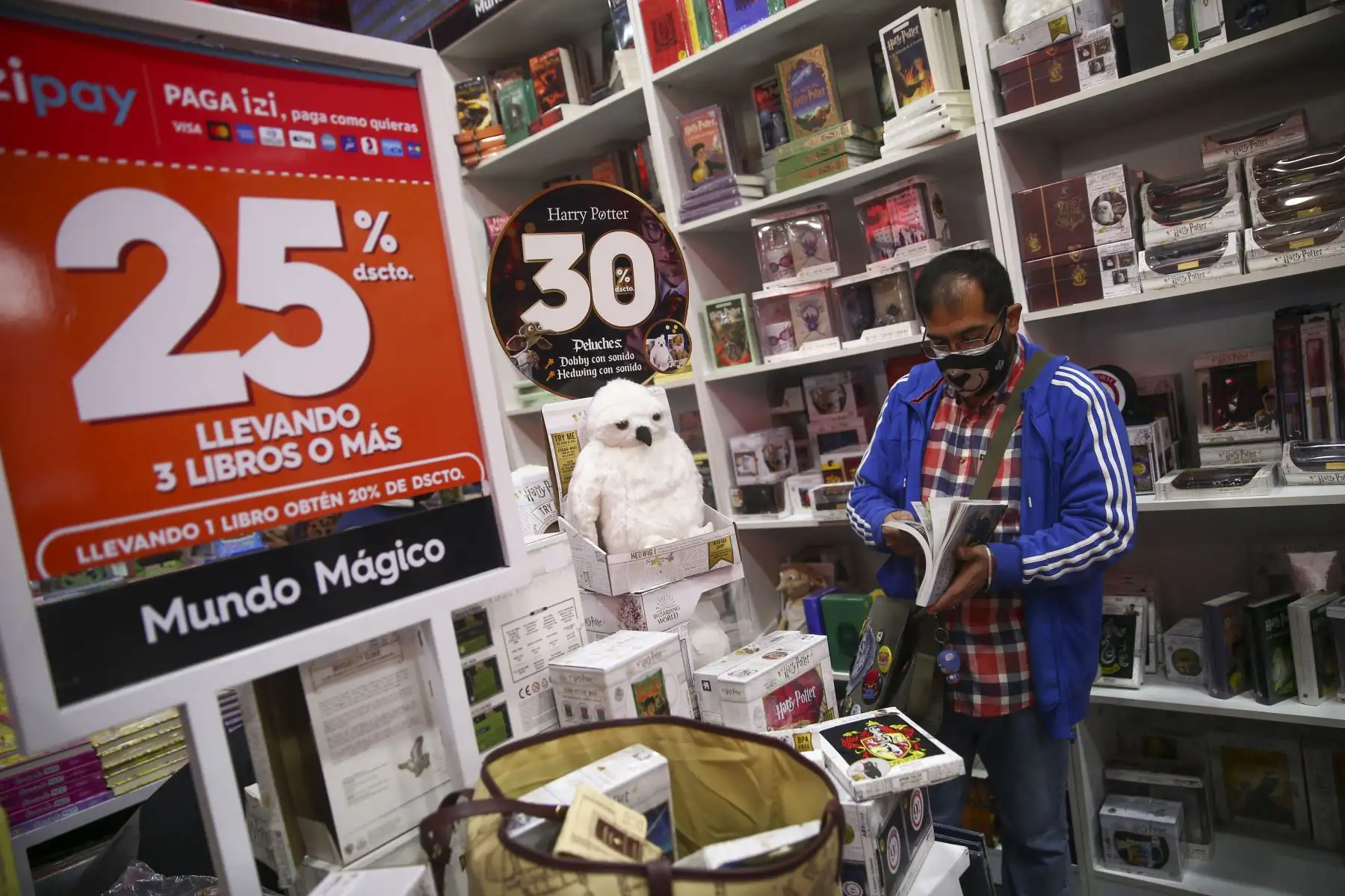 En la librería Mundo Mágico encontramos ejemplares con hasta 25% de descuento en la saga de Harry Potter, la más conocida en el mercado. Foto: ANDINA/ Carla Patiño